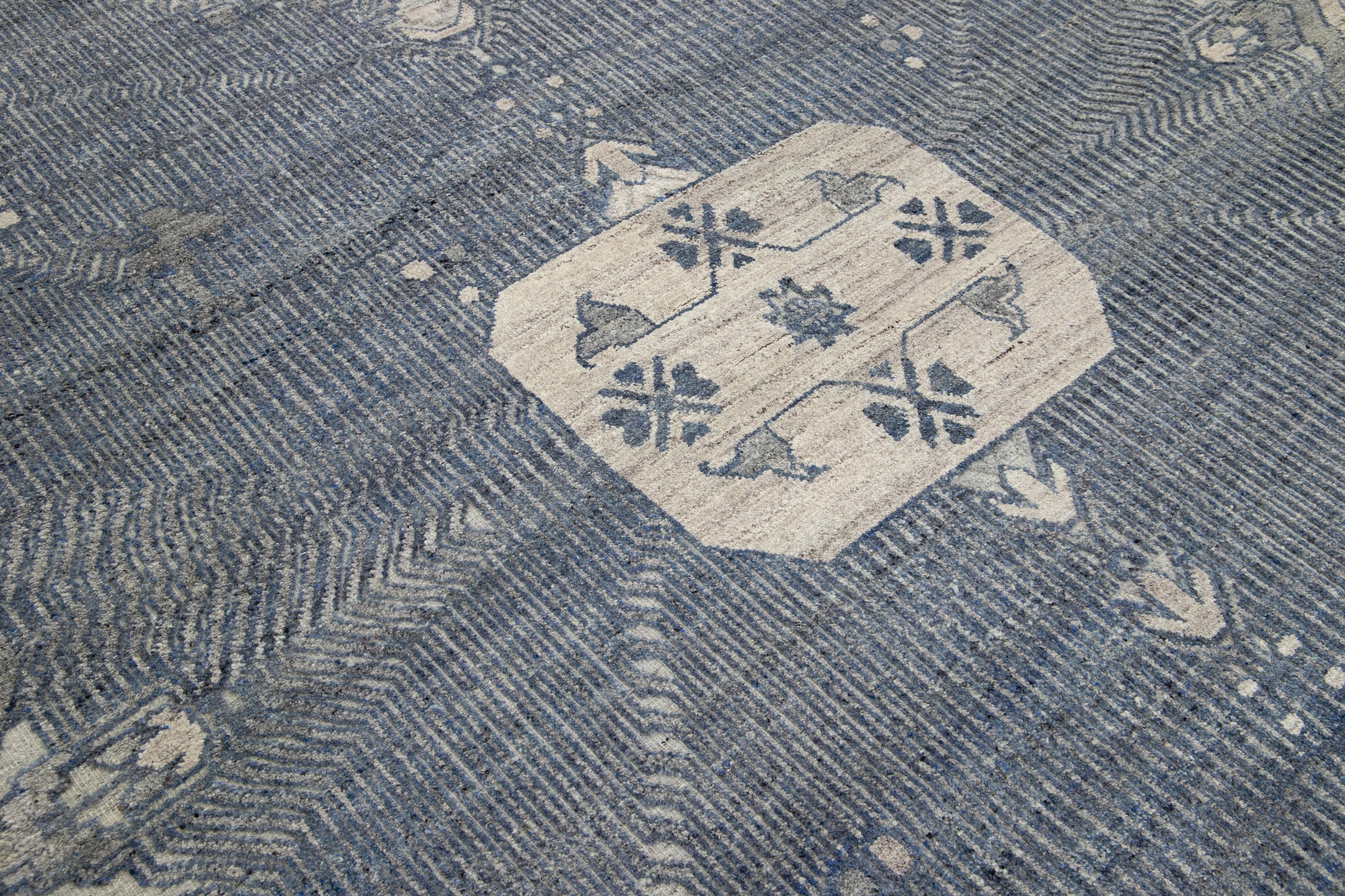 Tappeto di transizione in lana stile Oushak in blu con disegno a medaglione di Apadana in vendita 1