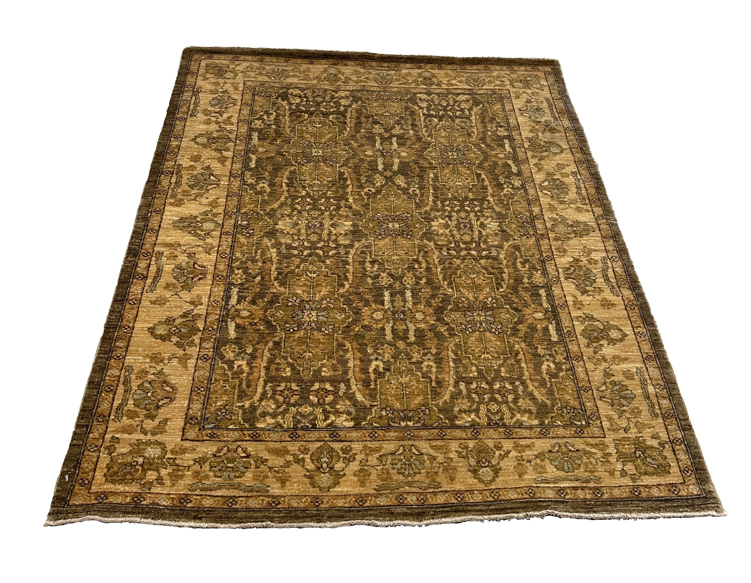Dieser Teppich aus pakistanischer Wolle, der in den 2010er Jahren hergestellt wurde, verleiht Ihrem Raum zeitlose Eleganz. Mit den Maßen 4' x 4'9