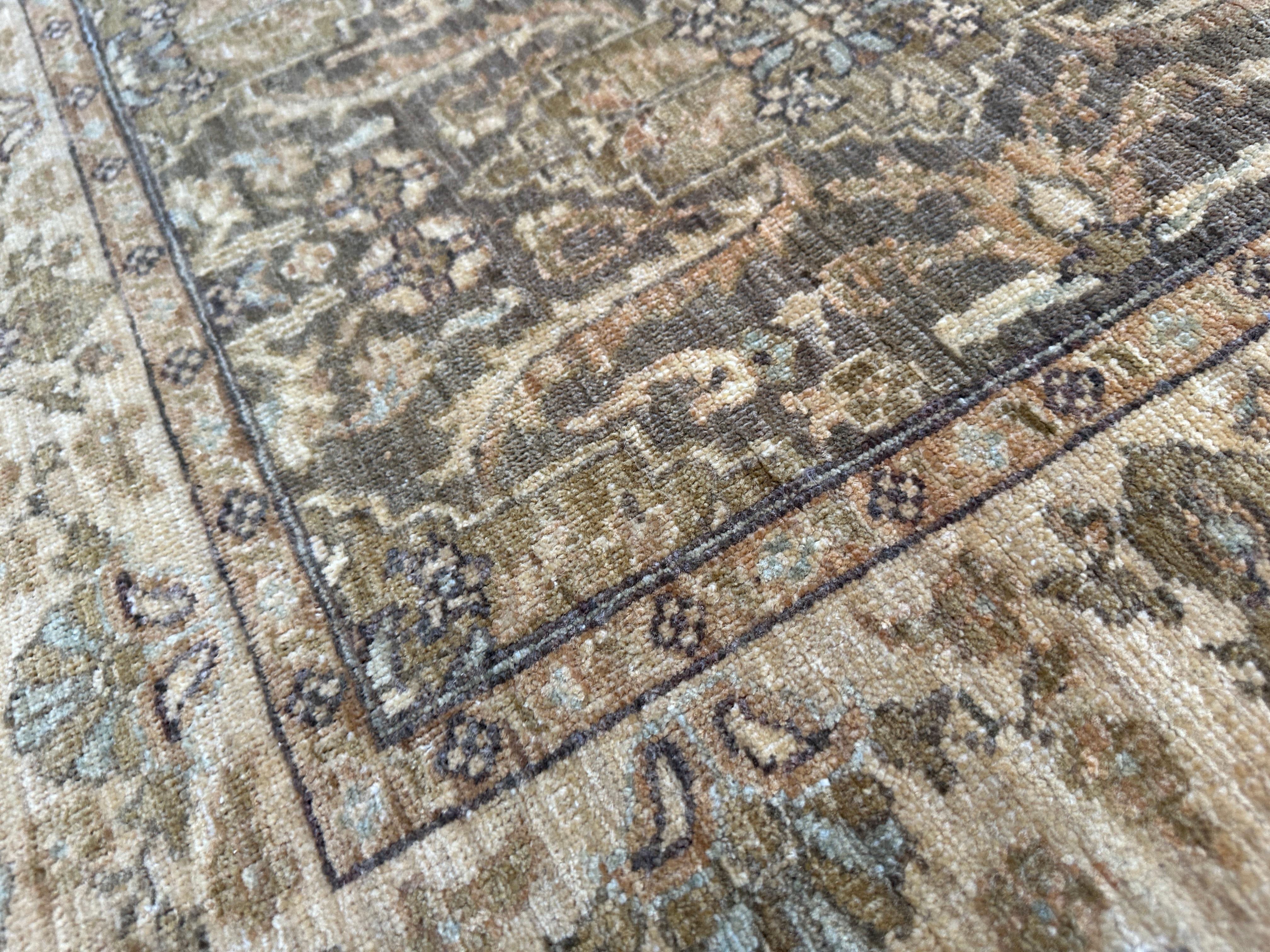 Transitional Pakistani Wool Rug - 4x5 Rich Browns and Beiges (Handgeknüpft) im Angebot