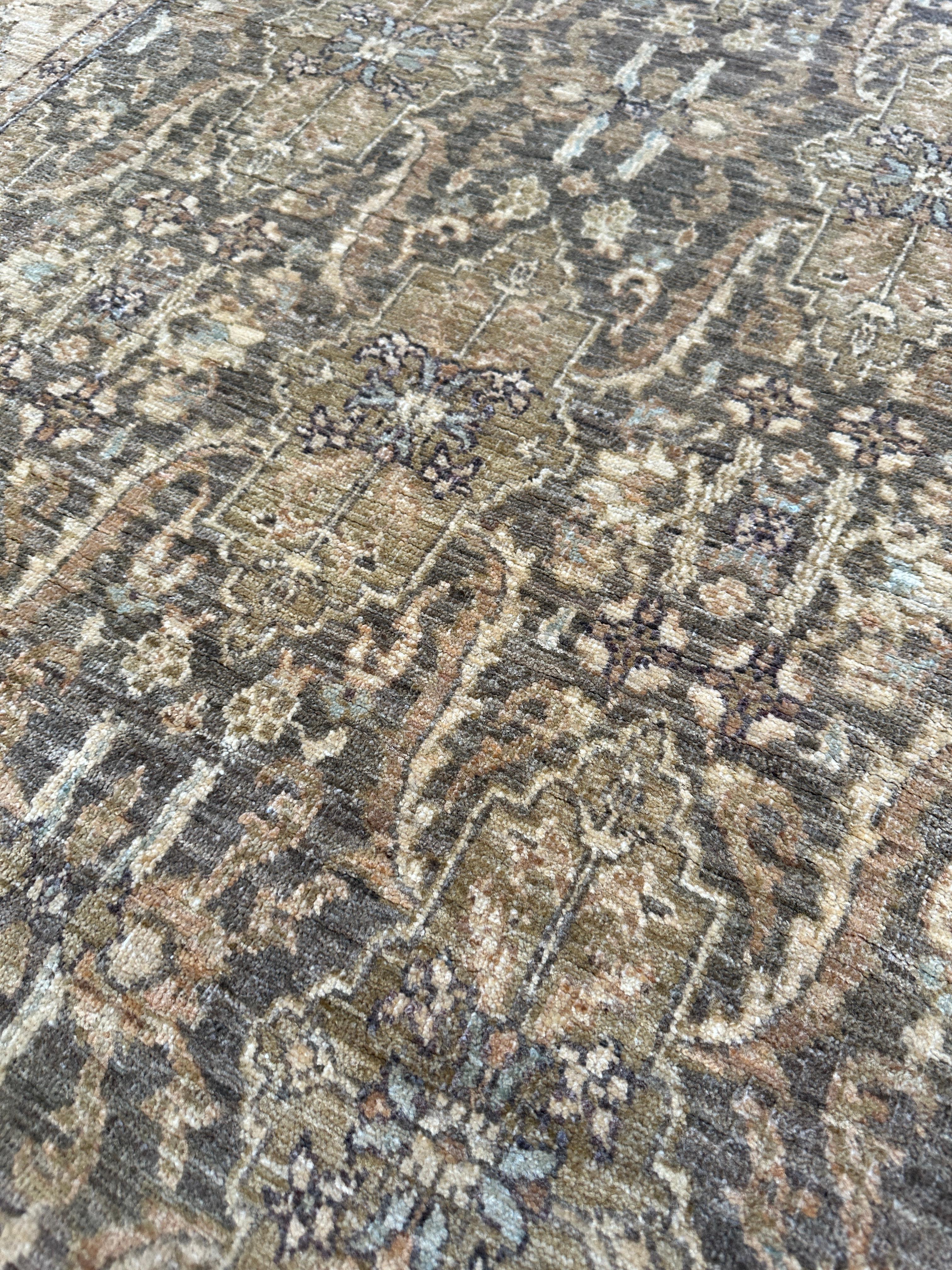 Transitional Pakistani Wool Rug - 4x5 Rich Browns and Beiges im Zustand „Neu“ im Angebot in West Hollywood, CA