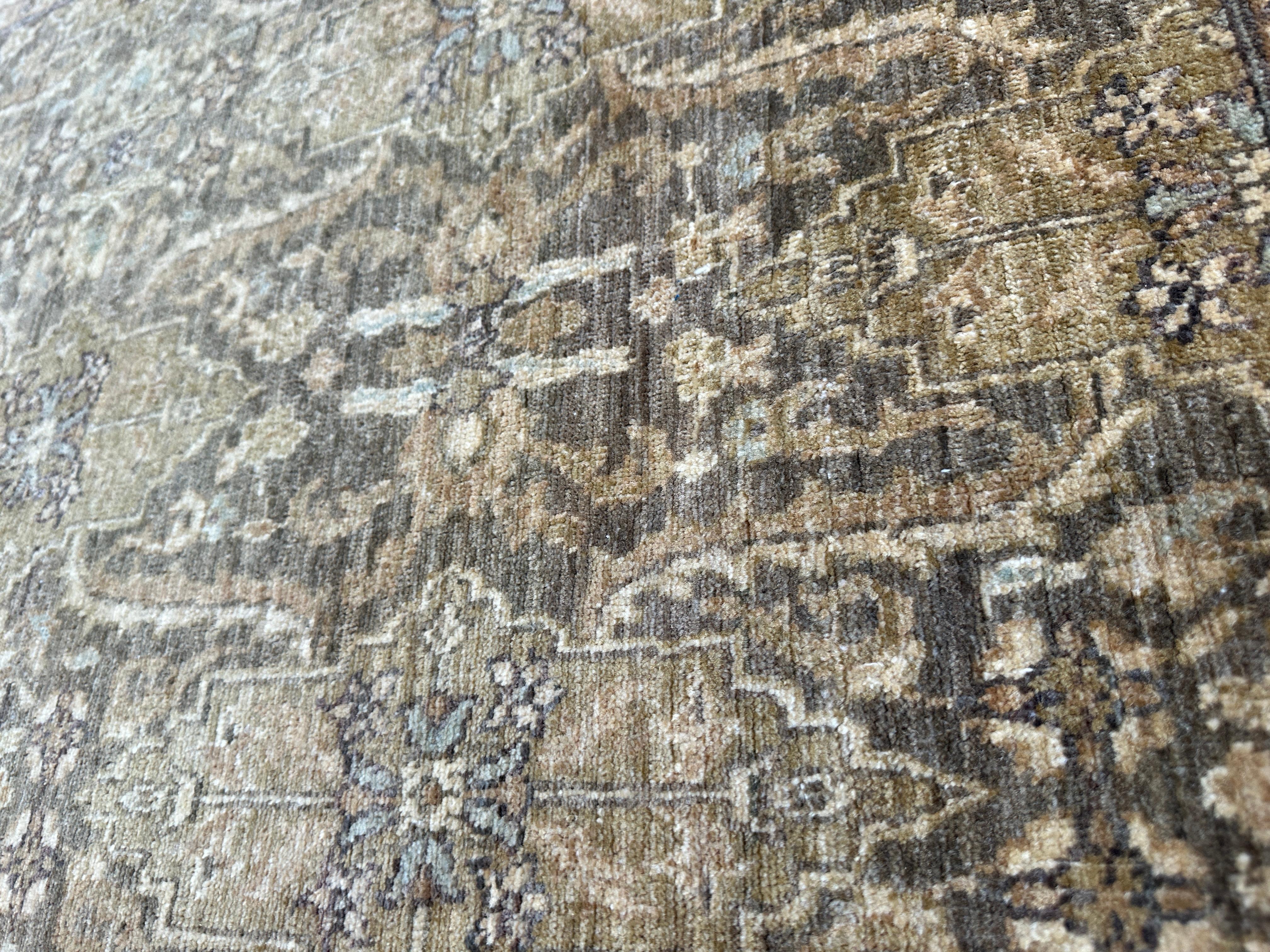 Transitional Pakistani Wool Rug - 4x5 Rich Browns and Beiges (Wolle) im Angebot