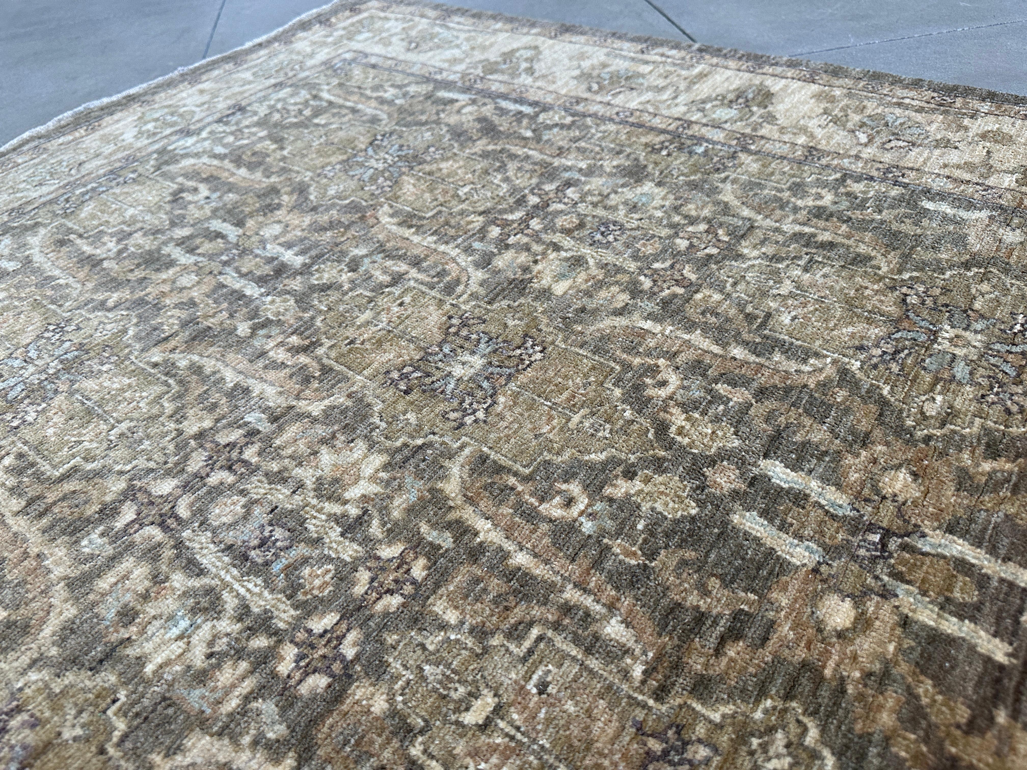 Transitional Pakistani Wool Rug - 4x5 Rich Browns and Beiges im Angebot 1