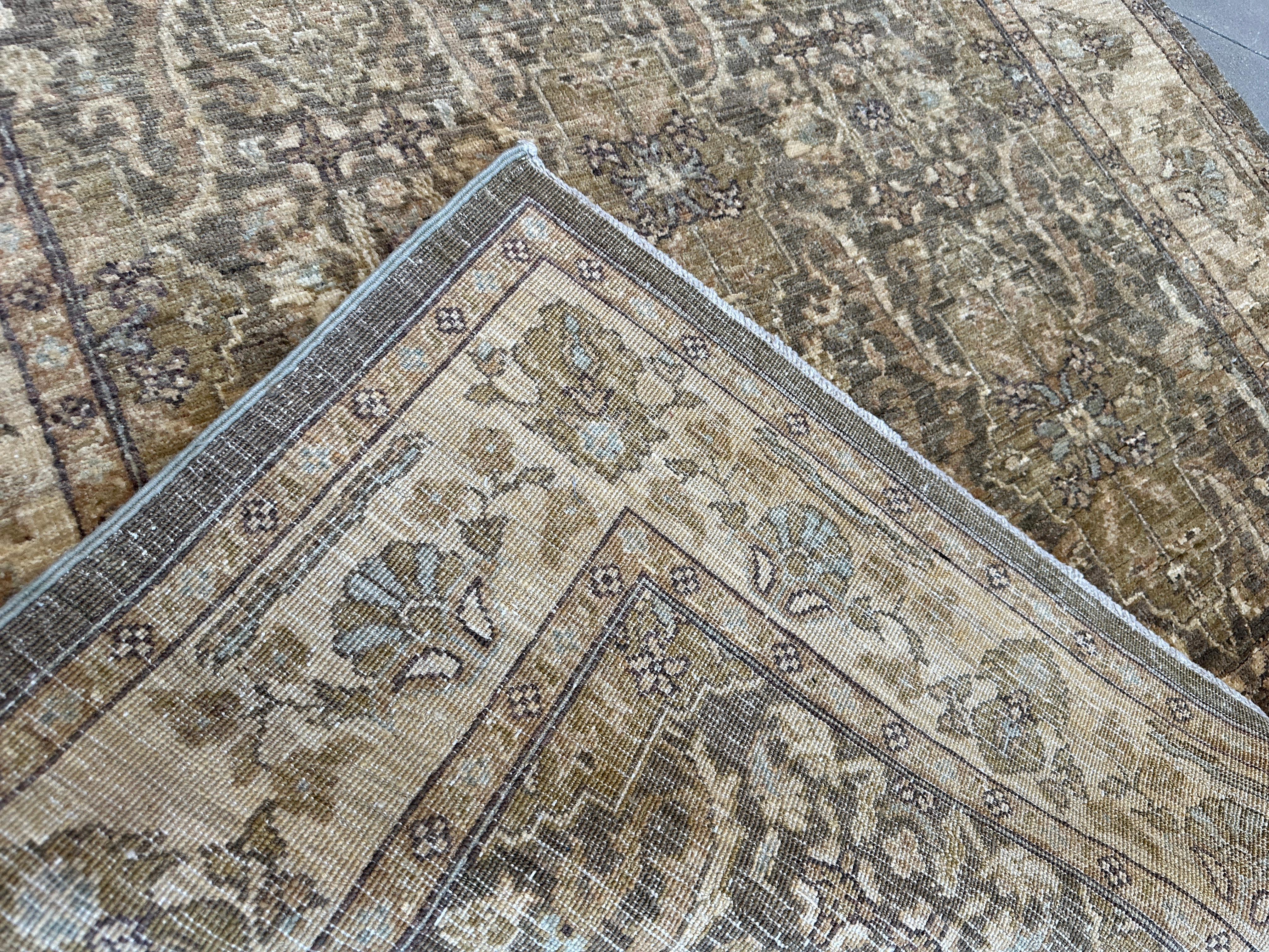 Transitional Pakistani Wool Rug - 4x5 Rich Browns and Beiges im Angebot 2