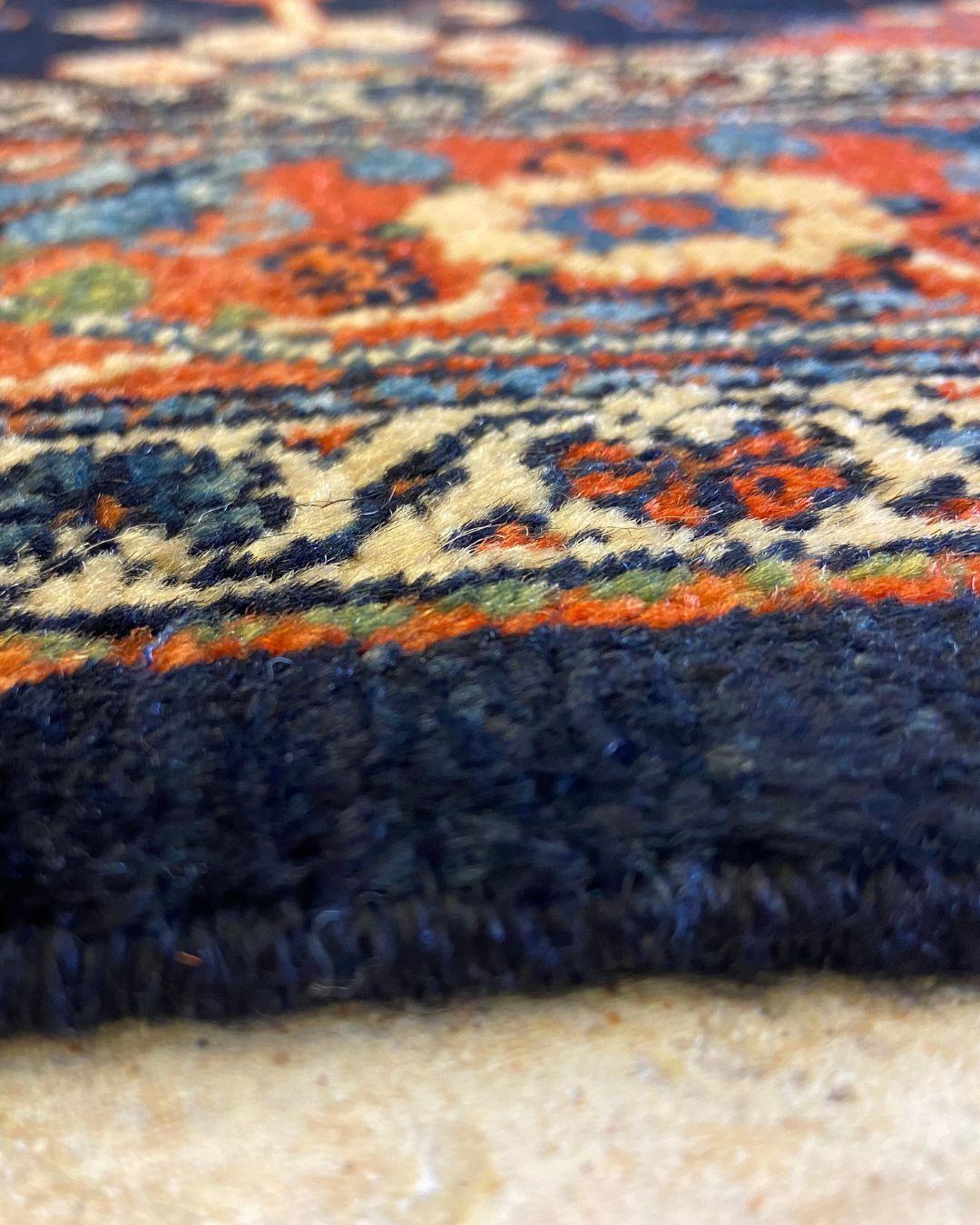 Tapis persan transitionnel, laine indigo, rouge et bleue, 4' x 6', moderne/classique en vente 3