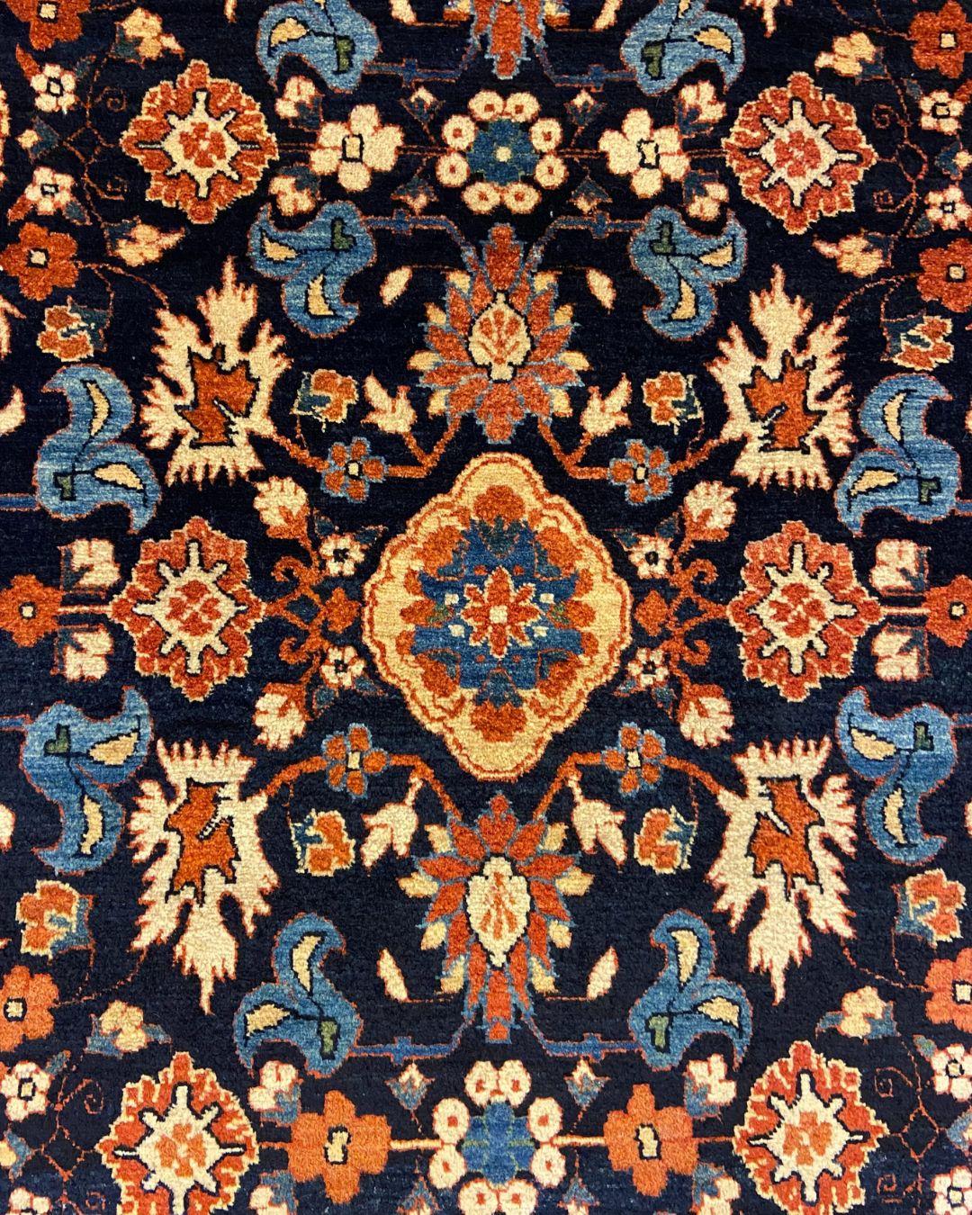 Tapis persan transitionnel, laine indigo, rouge et bleue, 4' x 6', moderne/classique Neuf - En vente à New York, NY