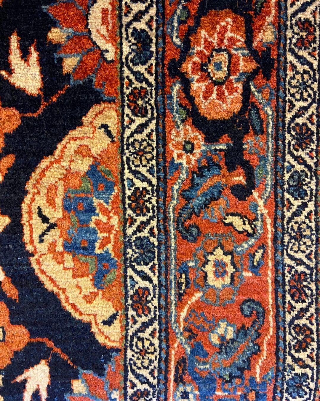 XXIe siècle et contemporain Tapis persan transitionnel, laine indigo, rouge et bleue, 4' x 6', moderne/classique en vente