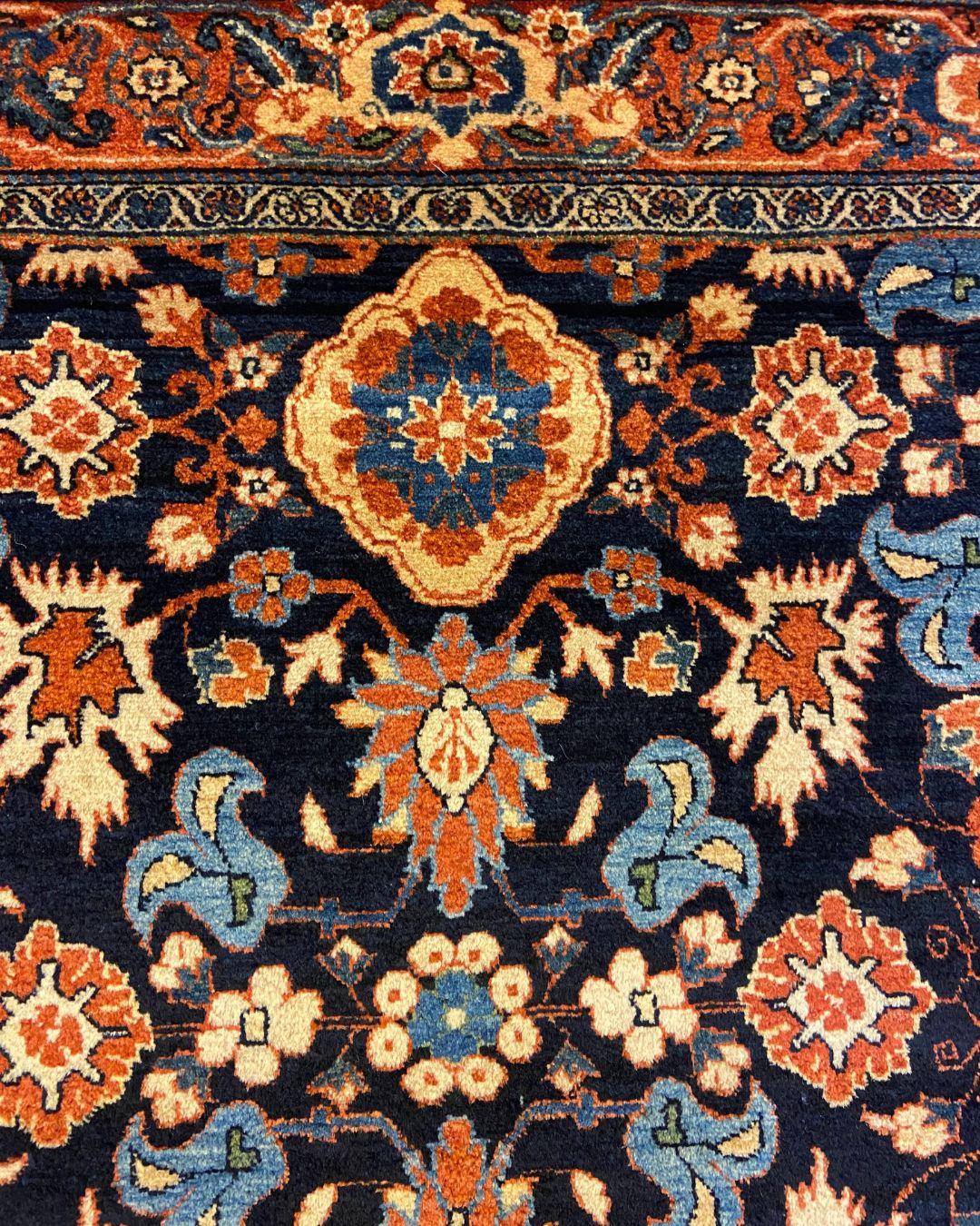 Laine Tapis persan transitionnel, laine indigo, rouge et bleue, 4' x 6', moderne/classique en vente