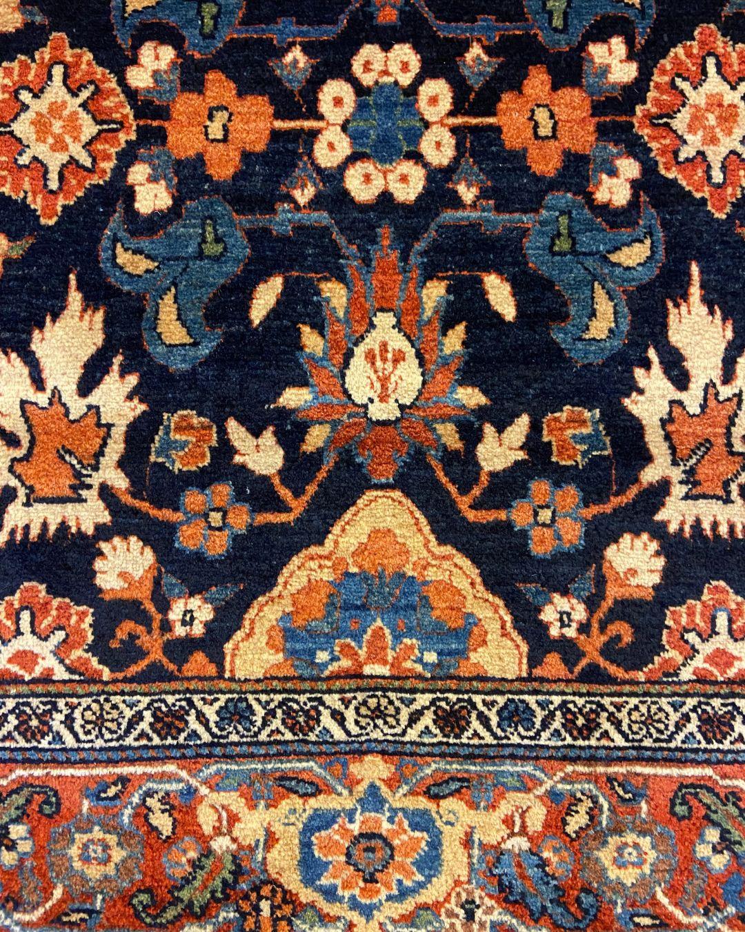 Tapis persan transitionnel, laine indigo, rouge et bleue, 4' x 6', moderne/classique en vente 1