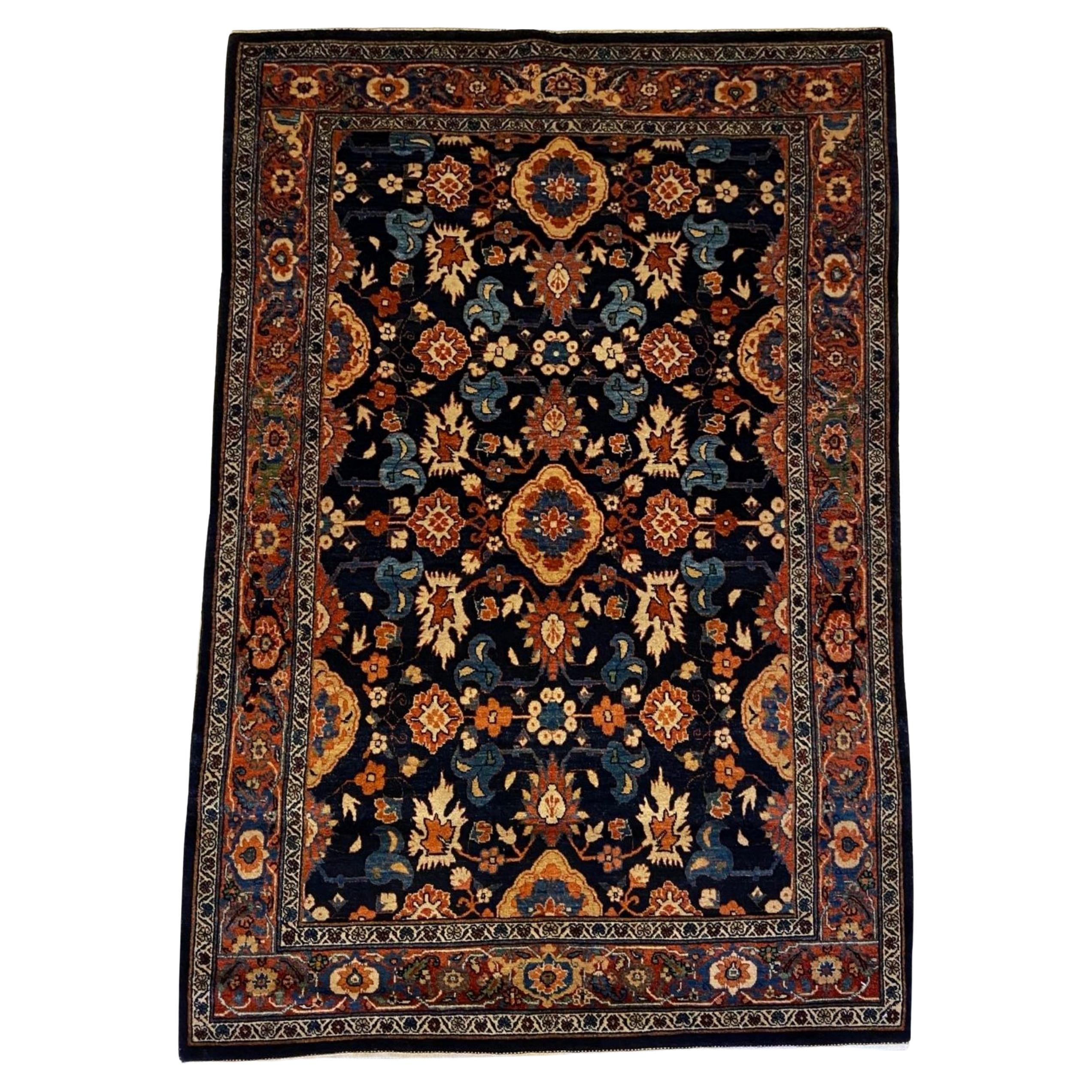 Tapis persan transitionnel, laine indigo, rouge et bleue, 4
 x 6
, moderne/classique en vente