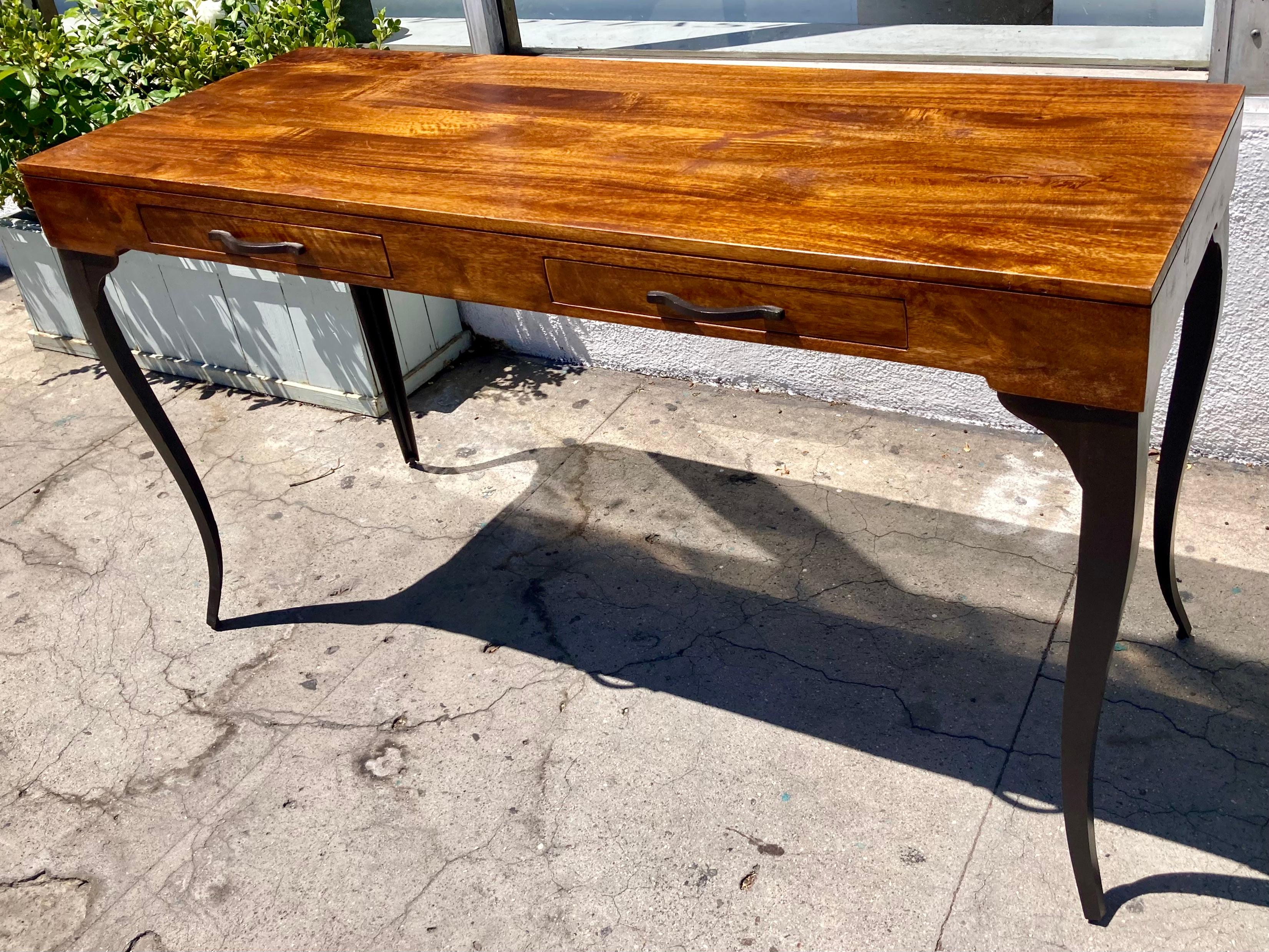 Transitional Petit Desk With French Influences In Good Condition For Sale In Los Angeles, CA