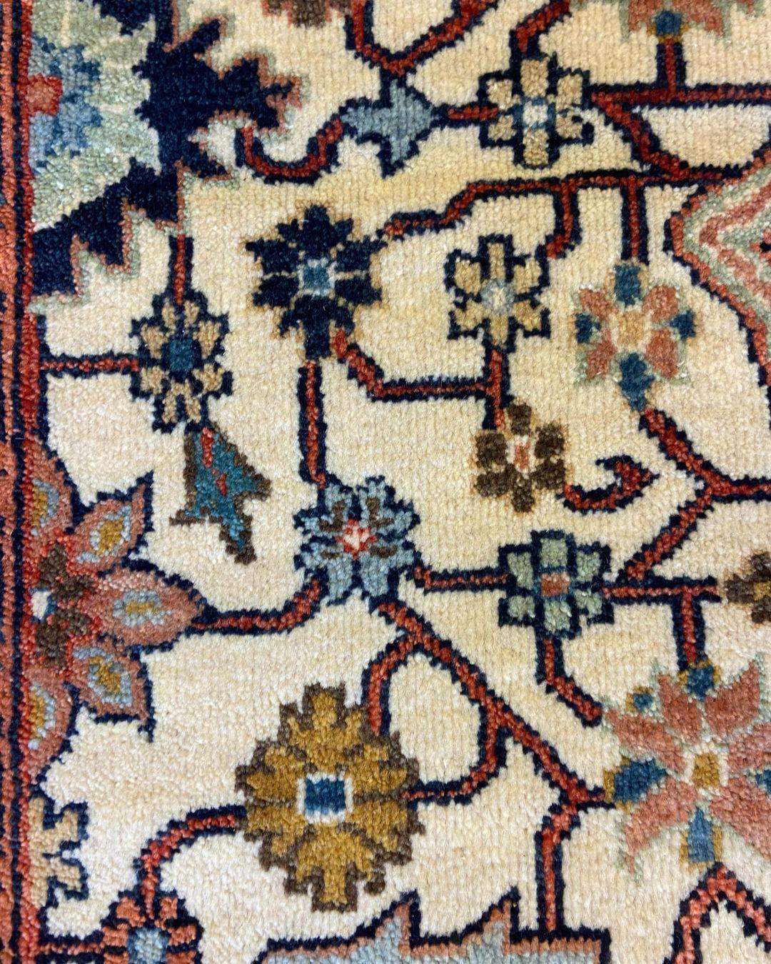 Tapis transitionnel rouge, bleu, vert et crème noué à la main, 4' x 6' en vente 3