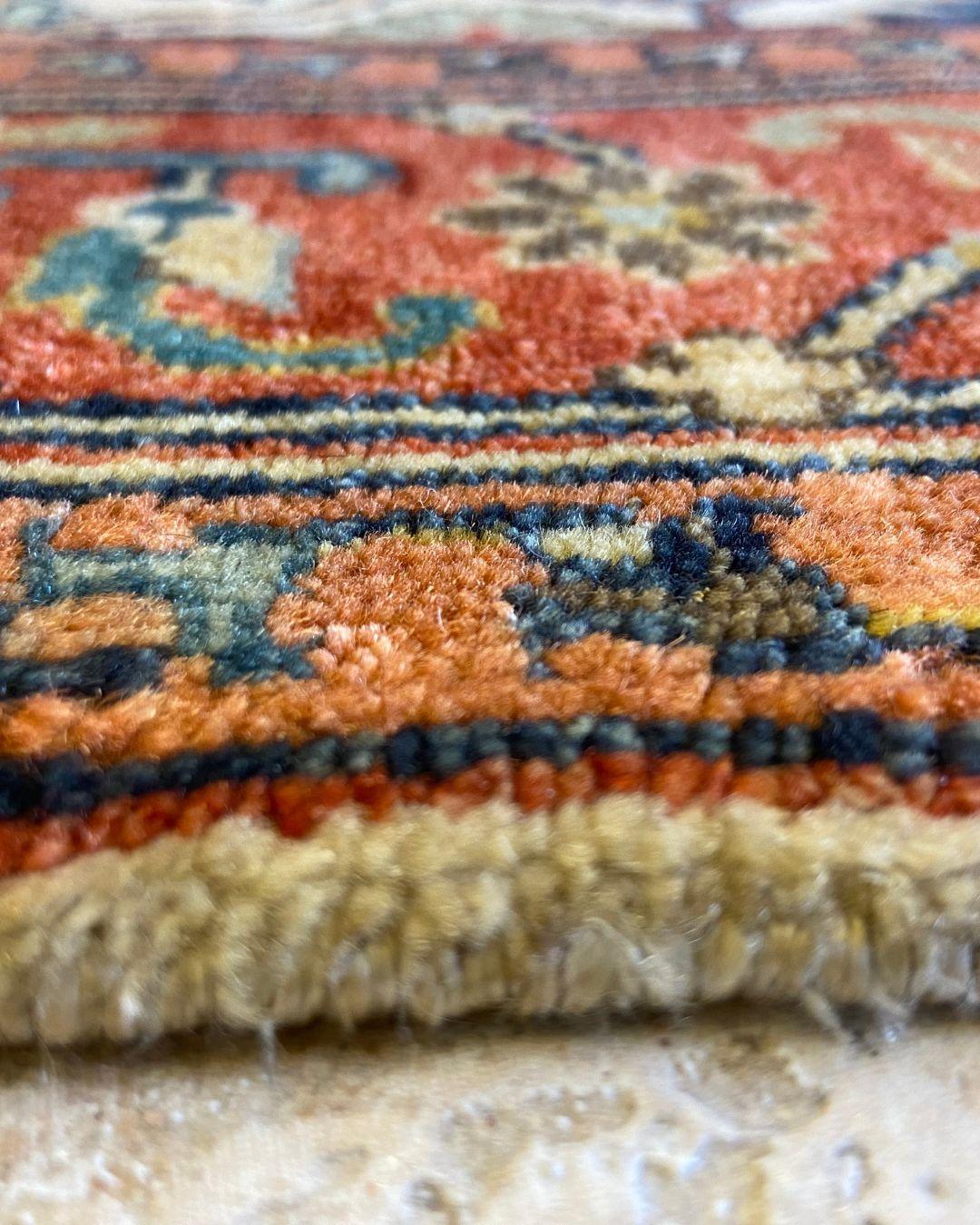 XXIe siècle et contemporain Tapis transitionnel rouge, bleu, vert et crème noué à la main, 4' x 6' en vente