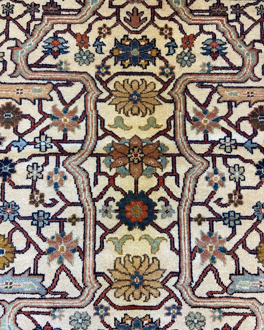 Tapis transitionnel rouge, bleu, vert et crème noué à la main, 4' x 6' en vente 1