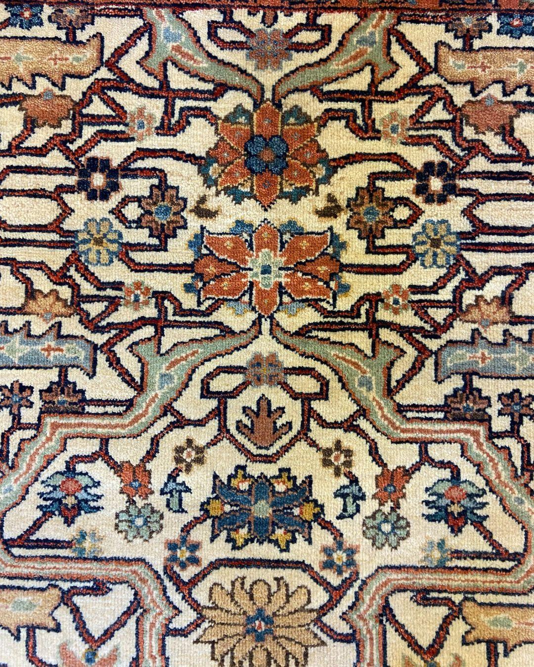 Tapis transitionnel rouge, bleu, vert et crème noué à la main, 4' x 6' en vente 2