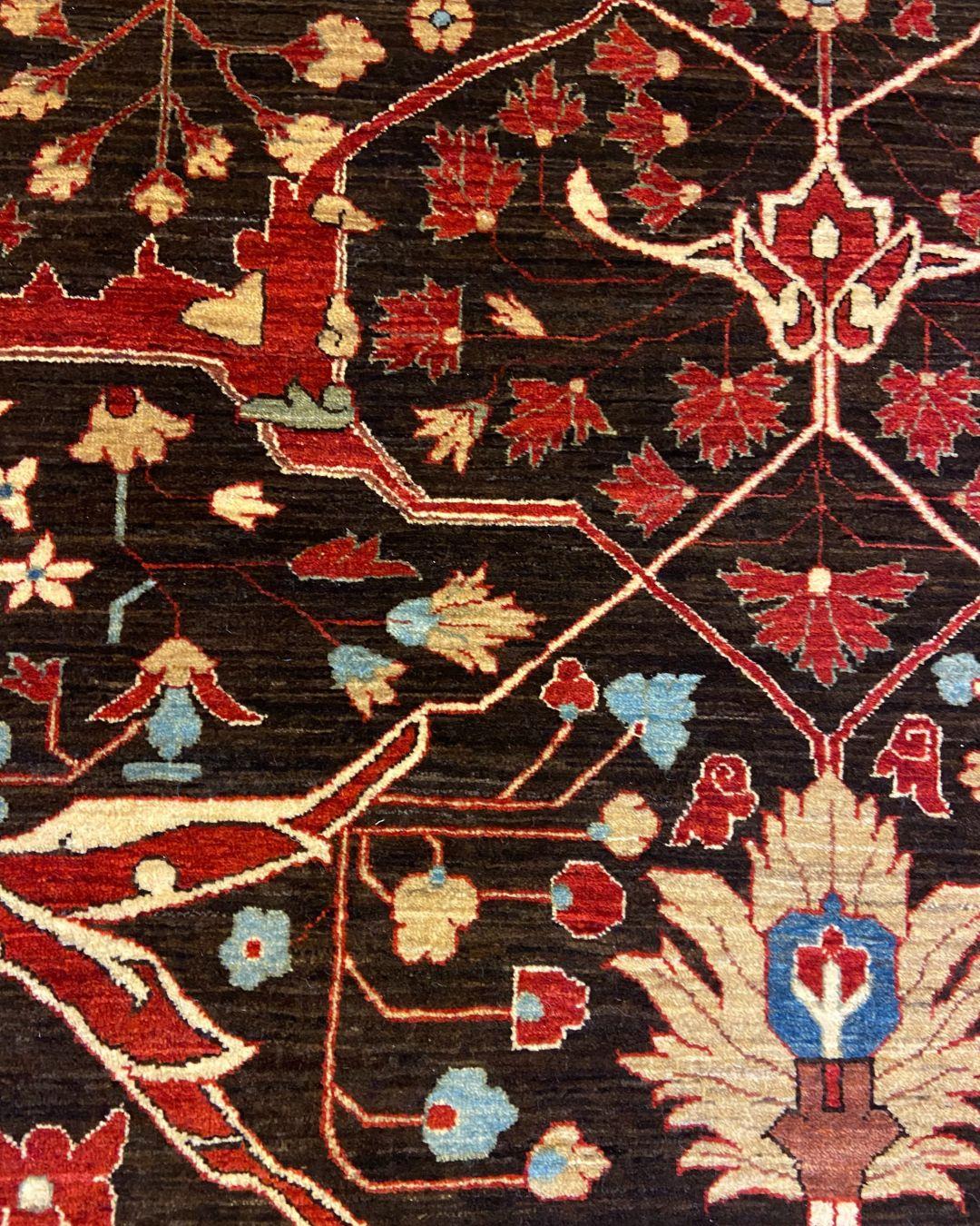 Dieser rote, braune, blaue und hellbraune handgeknüpfte Perserteppich im Format 4' x 6' ist eine fein ausgeführte persische Webung, die im Iran hergestellt wurde und eine raffinierte Kreuzung aus klassischem Designvokabular und zeitgenössischer
