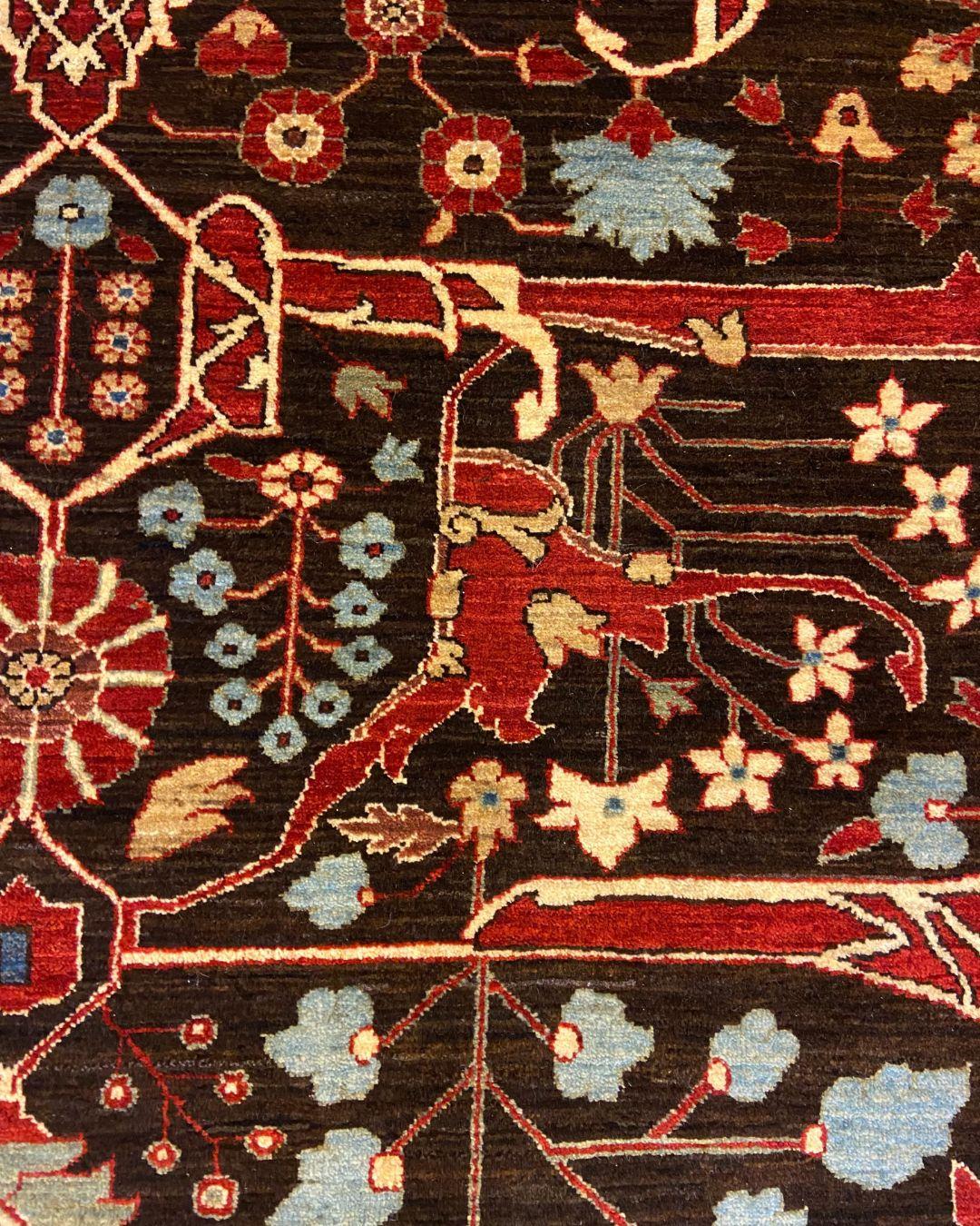 Transitional Rot, Braun, Blau und Tan Handgeknüpfter Perserteppich, 4' x 6' (Stammeskunst) im Angebot