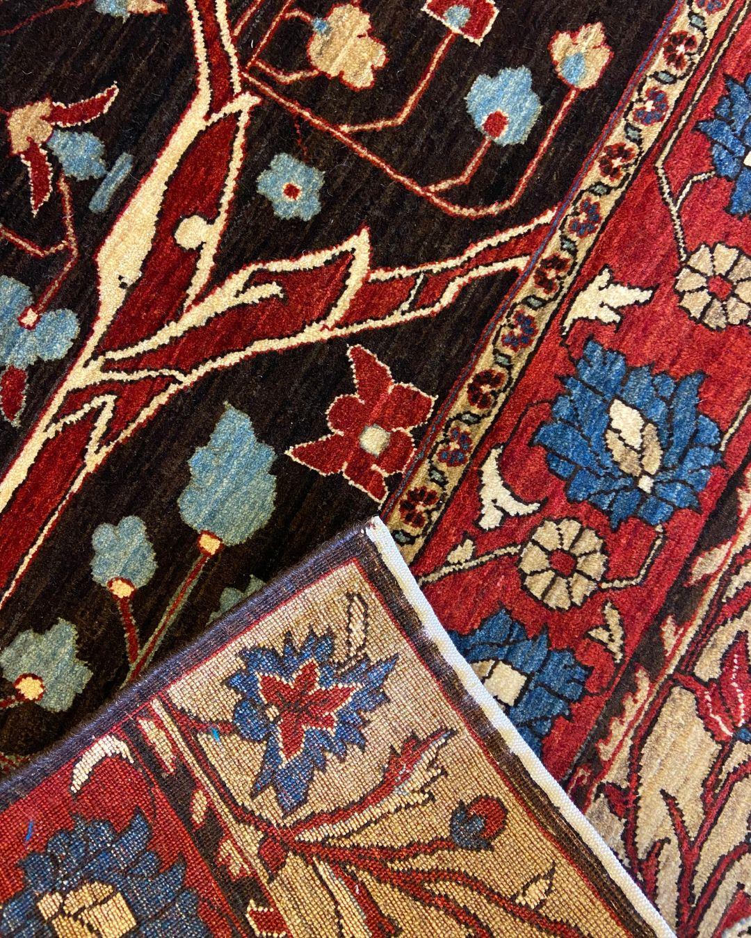 Transitional Rot, Braun, Blau und Tan Handgeknüpfter Perserteppich, 4' x 6' (Persisch) im Angebot