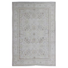 Tappeto di transizione con motivi geometrici in crema e giallo di Keivan Woven Arts