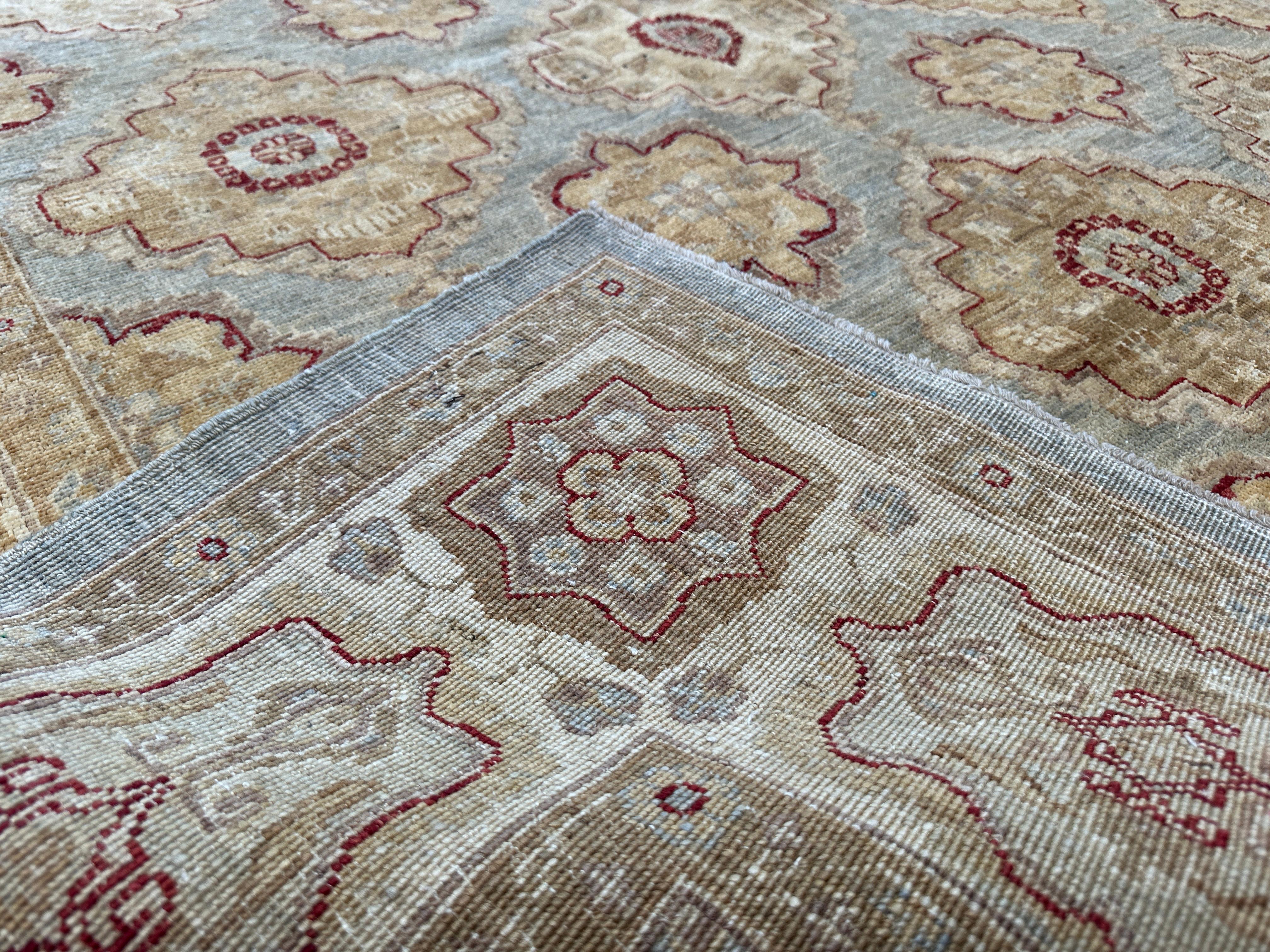 Ajoutez une touche d'élégance intemporelle à votre intérieur avec ce tapis pakistanais traditionnel, qui présente un mélange captivant de tons bleus, rouges et dorés. Noué à la main par des artisans qualifiés, ce tapis met en valeur le riche
