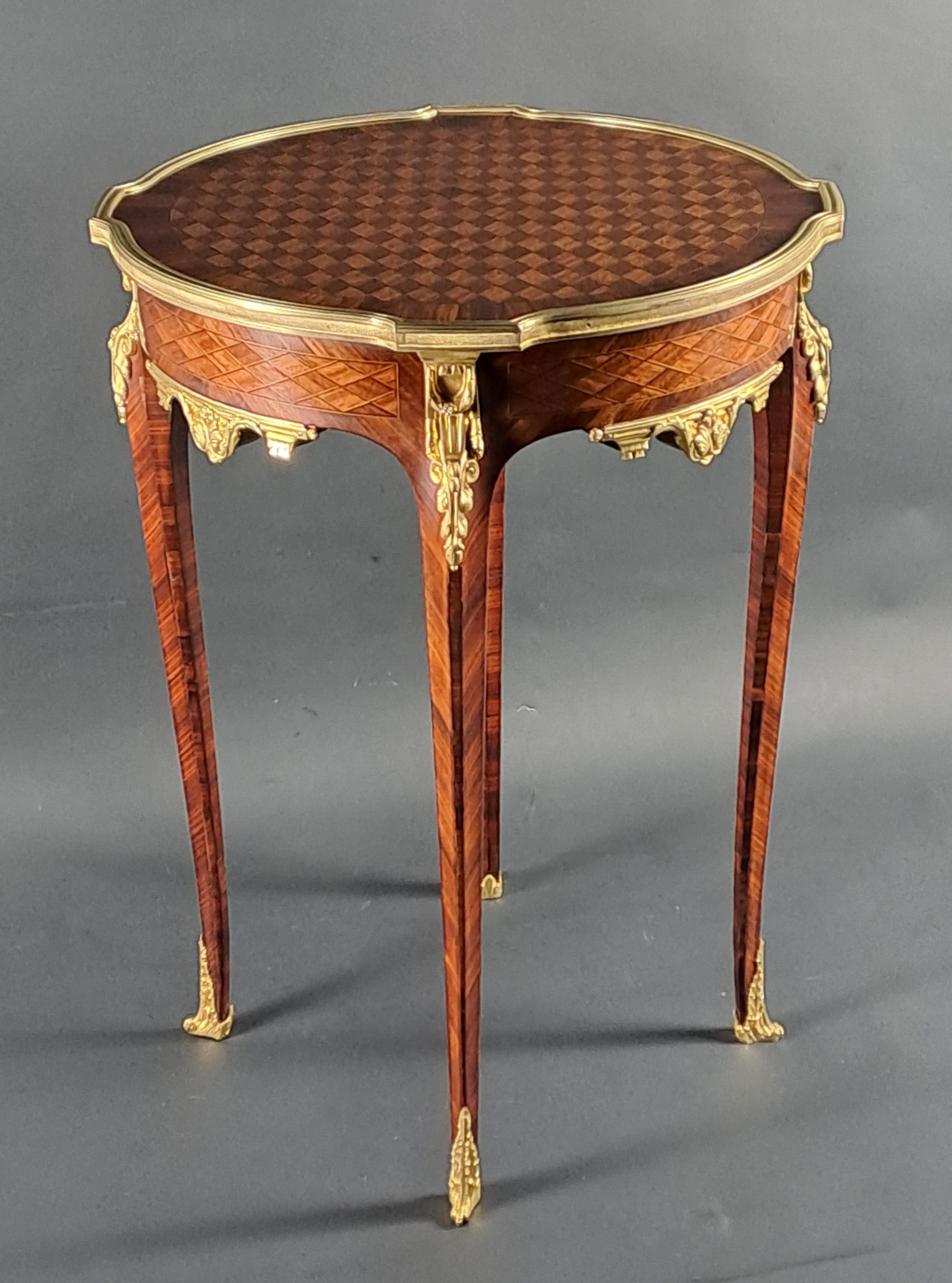 Très élégante table d'appoint/pédestal de style transitionnel, en marqueterie de losanges d'acajou et de palissandre, avec de riches ornements en bronze doré.   

Pièce parisienne du Faubourg Saint-Germain, datant de la fin du XIXe siècle,
