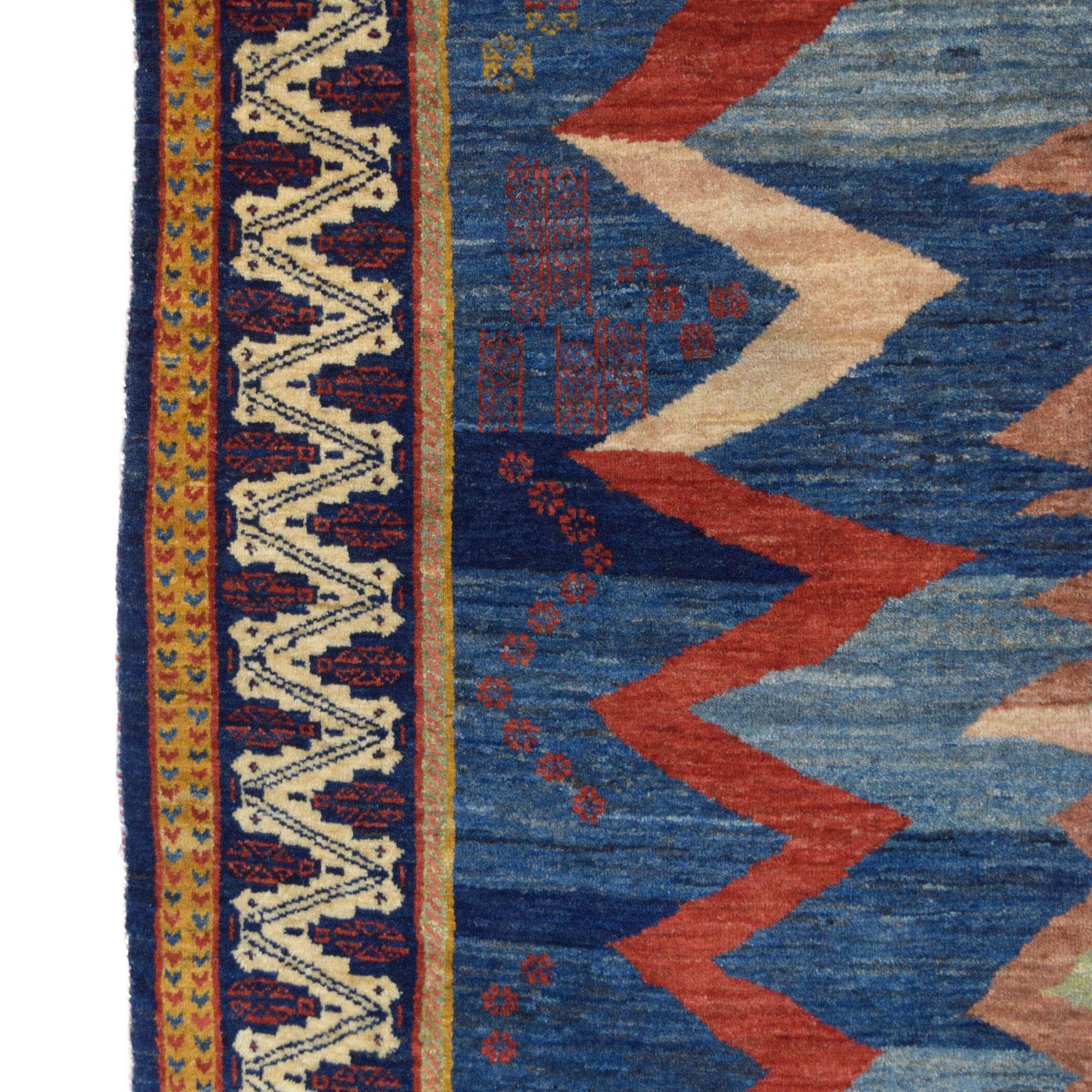 Tapis persan en laine Qashqai, tribal et transitionnel, bleu, rouge, vert, 4' x 6' Neuf - En vente à New York, NY