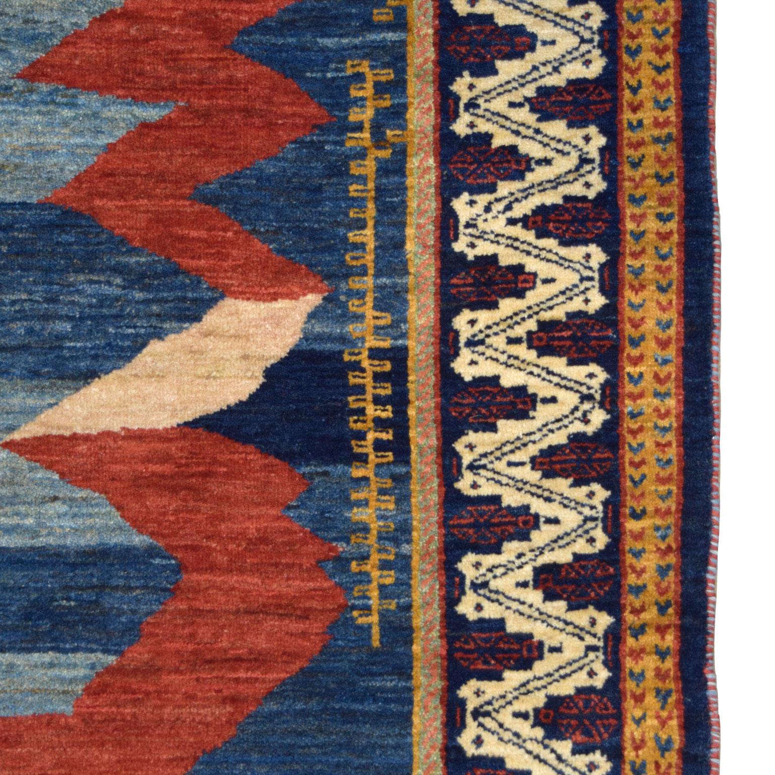 XXIe siècle et contemporain Tapis persan en laine Qashqai, tribal et transitionnel, bleu, rouge, vert, 4' x 6' en vente