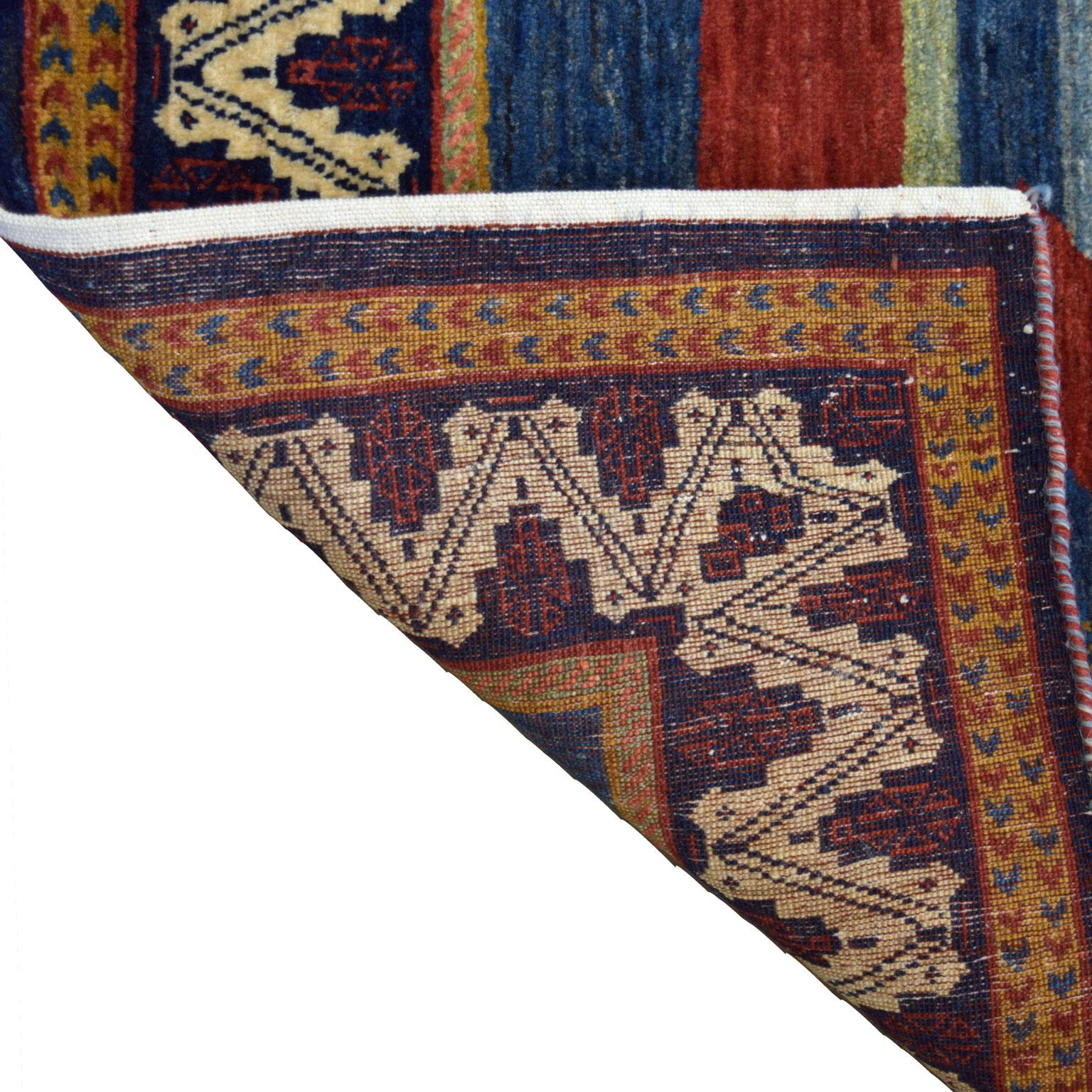 Laine Tapis persan en laine Qashqai, tribal et transitionnel, bleu, rouge, vert, 4' x 6' en vente