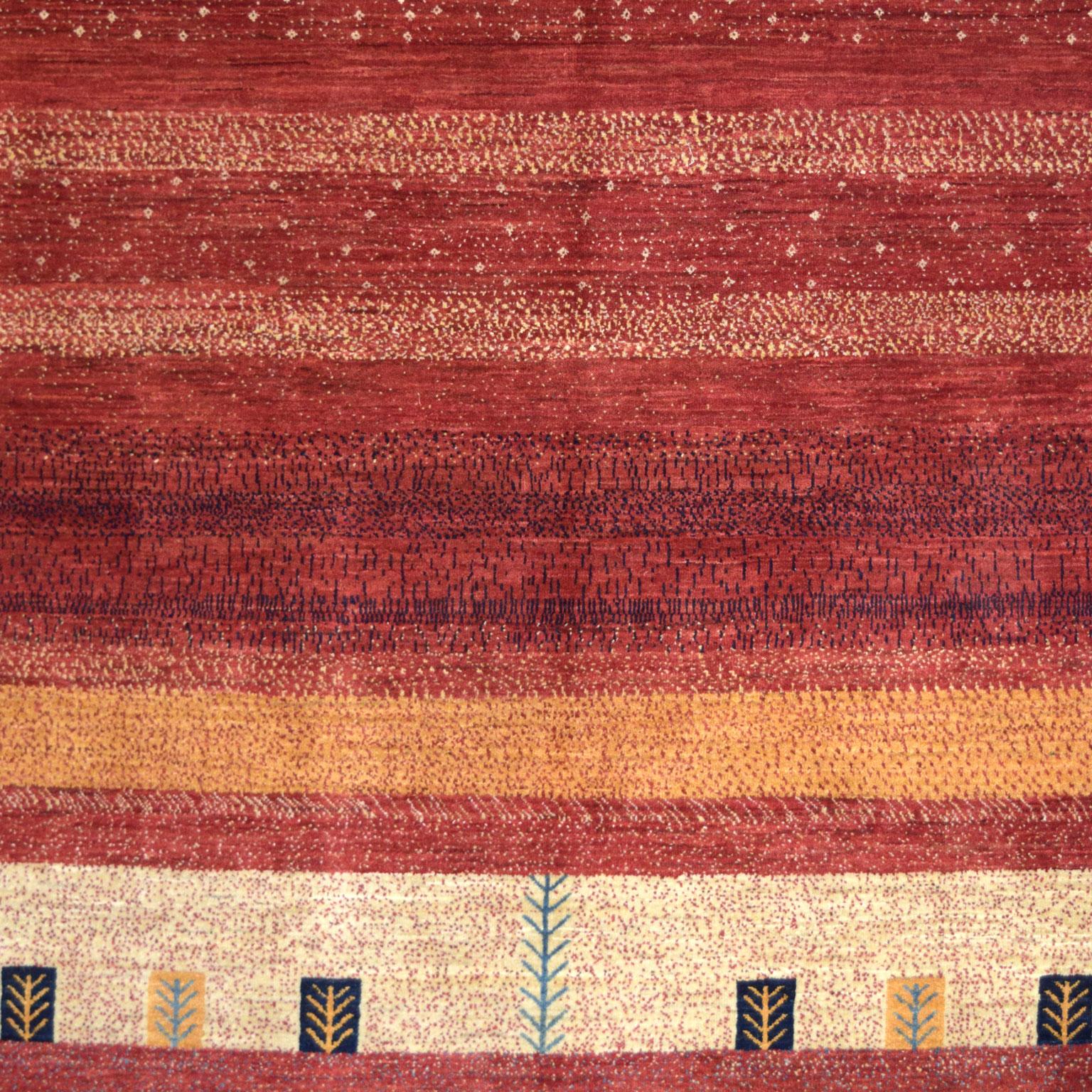 Ce tapis persan transitionnel Orley Shabahang mesure 4' x 6' et appartient à la Collection Tribal Orley Shabahang. Inspiré des tapis traditionnels persans Luri et Qashqai, le motif rouge, indigo et crème représente l'environnement du tisserand, de