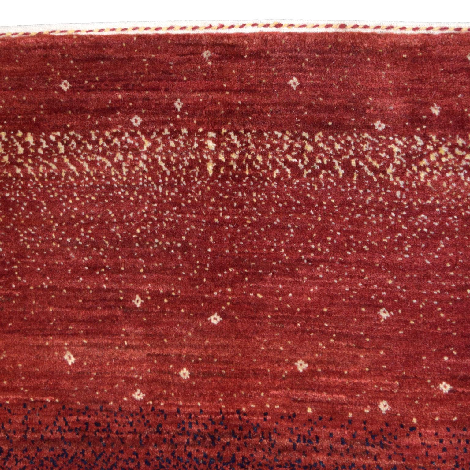 Tapis persan scénique transitionnel et tribal rouge, noué à la main, 4' x 6' Neuf - En vente à New York, NY