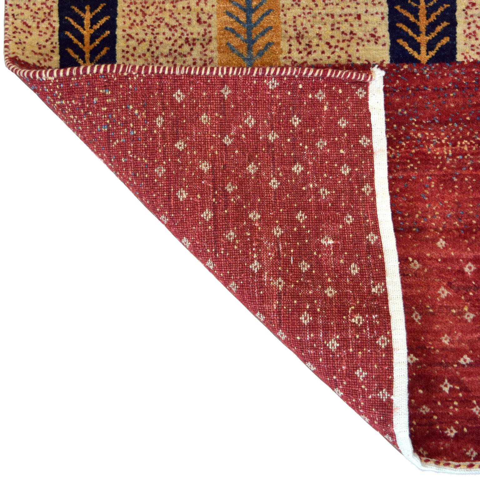 Tapis persan scénique transitionnel et tribal rouge, noué à la main, 4' x 6' en vente 1