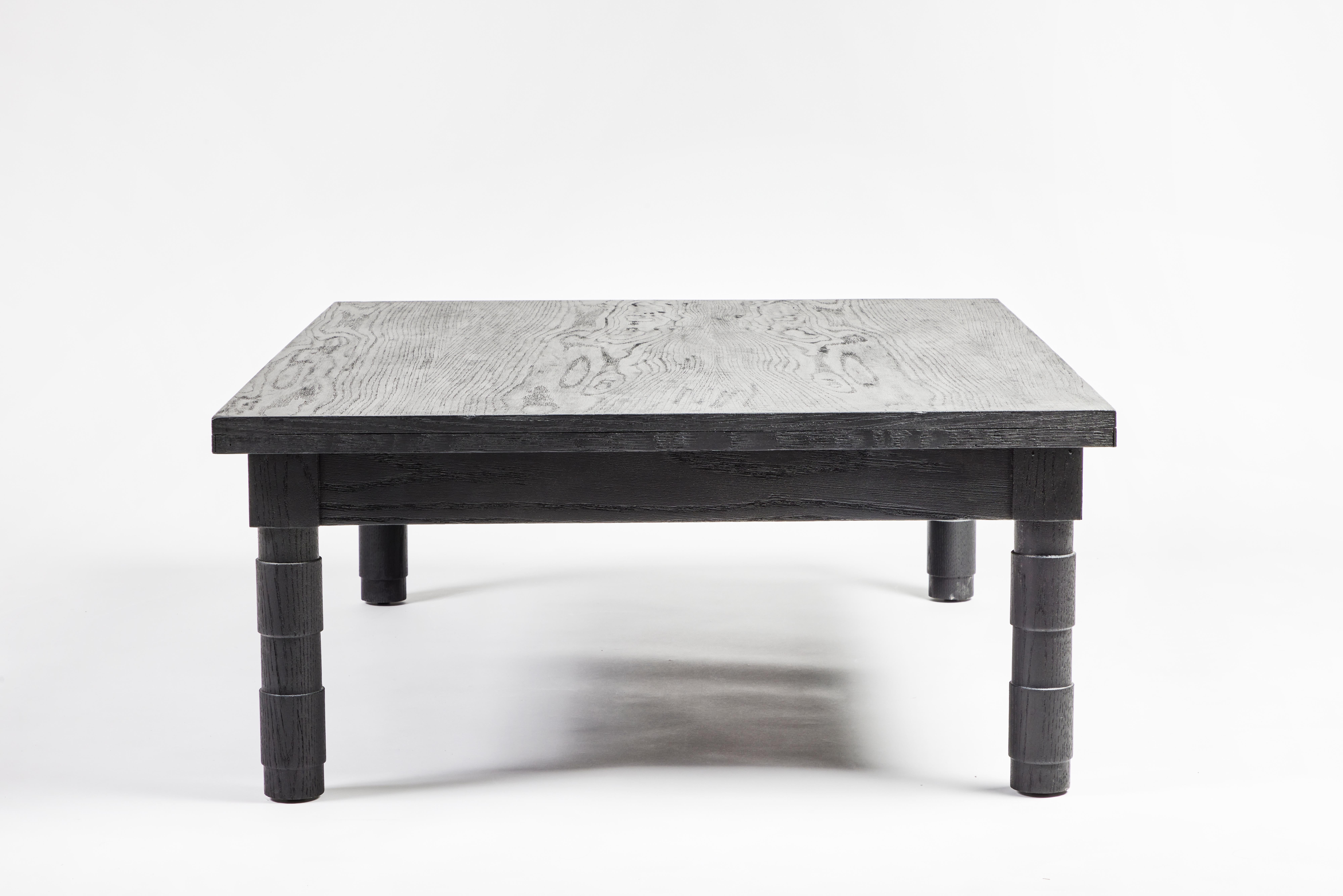Übergangs-Couchtisch mit gedrechselten Beinen Jenks aus Ebenholz auf Eiche von Martin und Brockett (Moderne) im Angebot