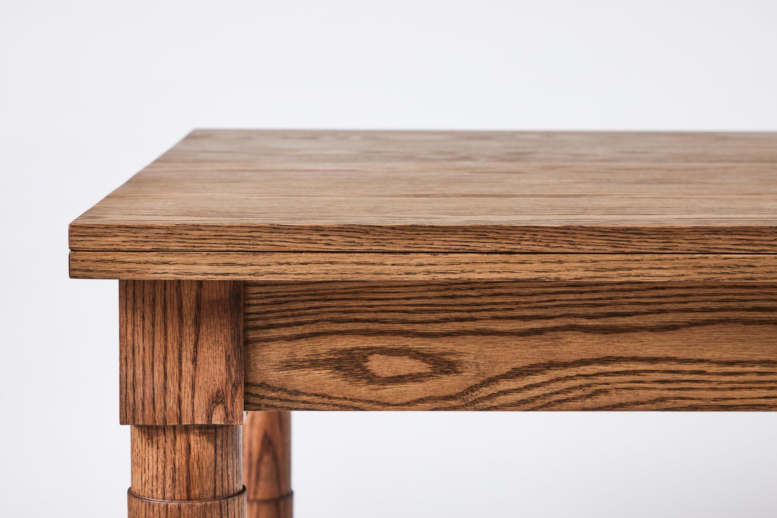 Moderne Table de salle à manger Jenks transitionnelle en chêne bruni par Martin et Brockett en vente