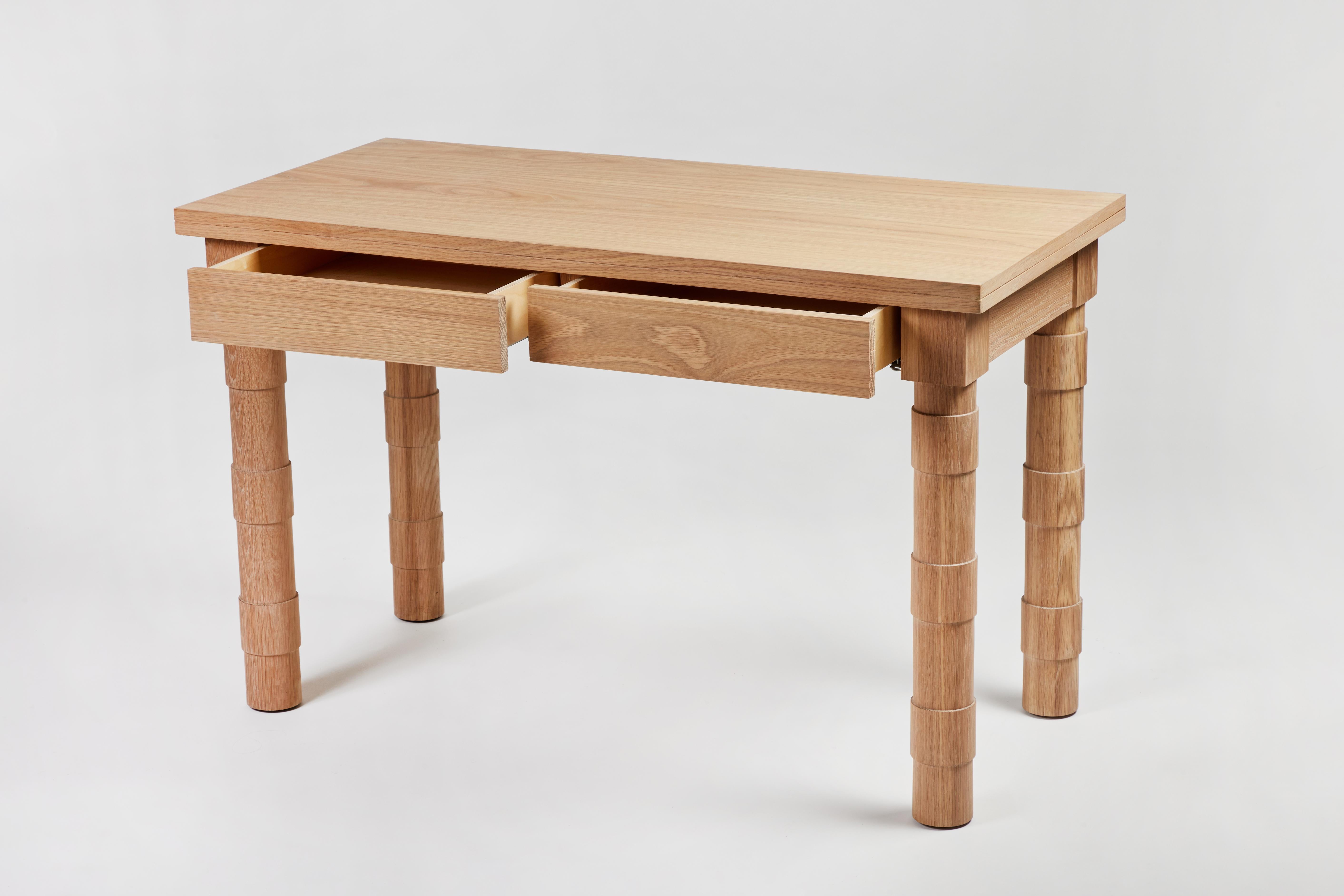 Lo scrittoio Jenkings di Martin & Brockett è caratterizzato da gambe tornite in stile transitorio dalle linee pulite, un piano in legno massiccio e due cassetti nascosti nel grembiule anteriore. Mostrato nella finitura Oak Light-Fumed Oak

D. 23