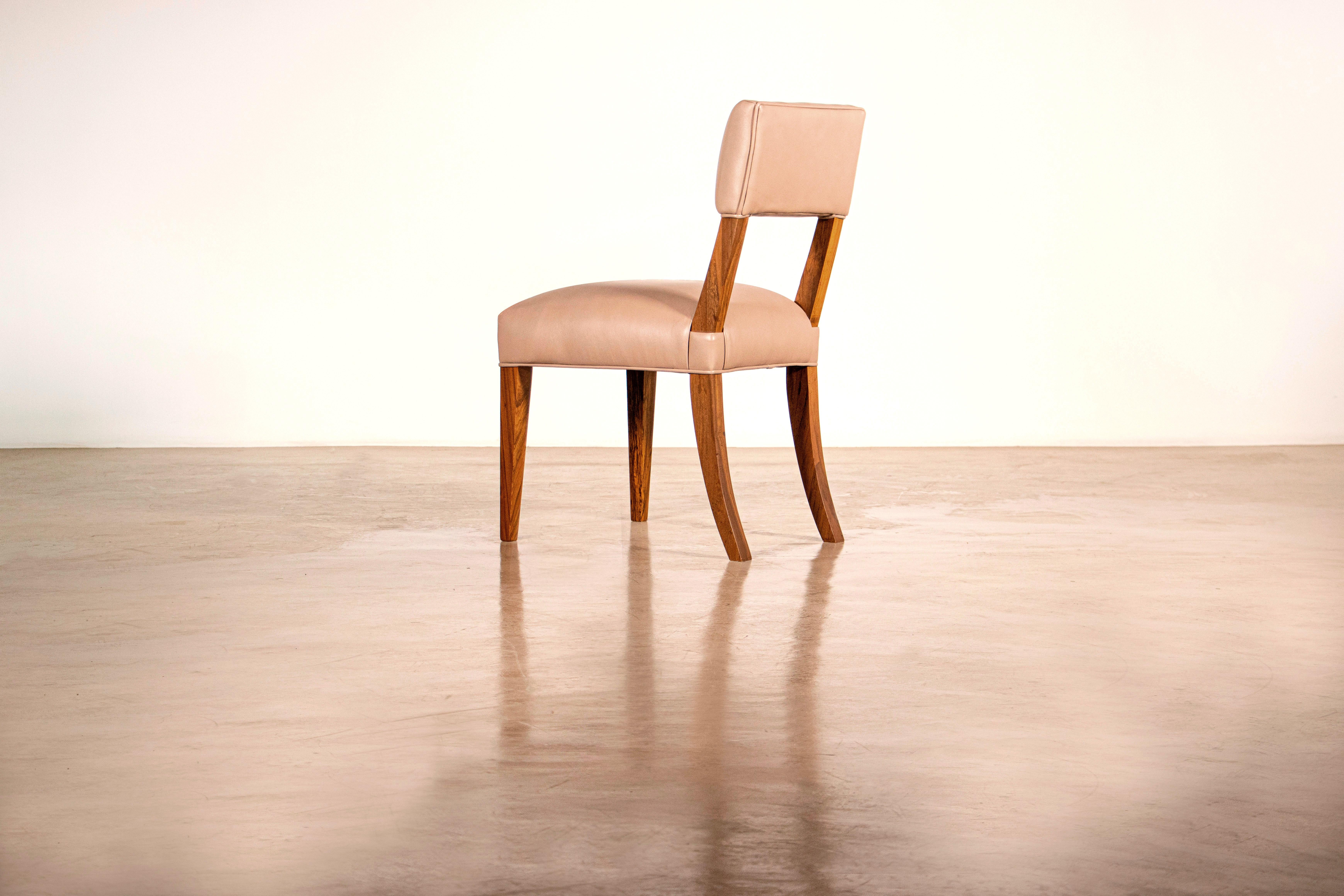 Esszimmerstuhl aus Holz im Übergangsstil oder COM/COL von Costantini, Neto (Moderne) im Angebot