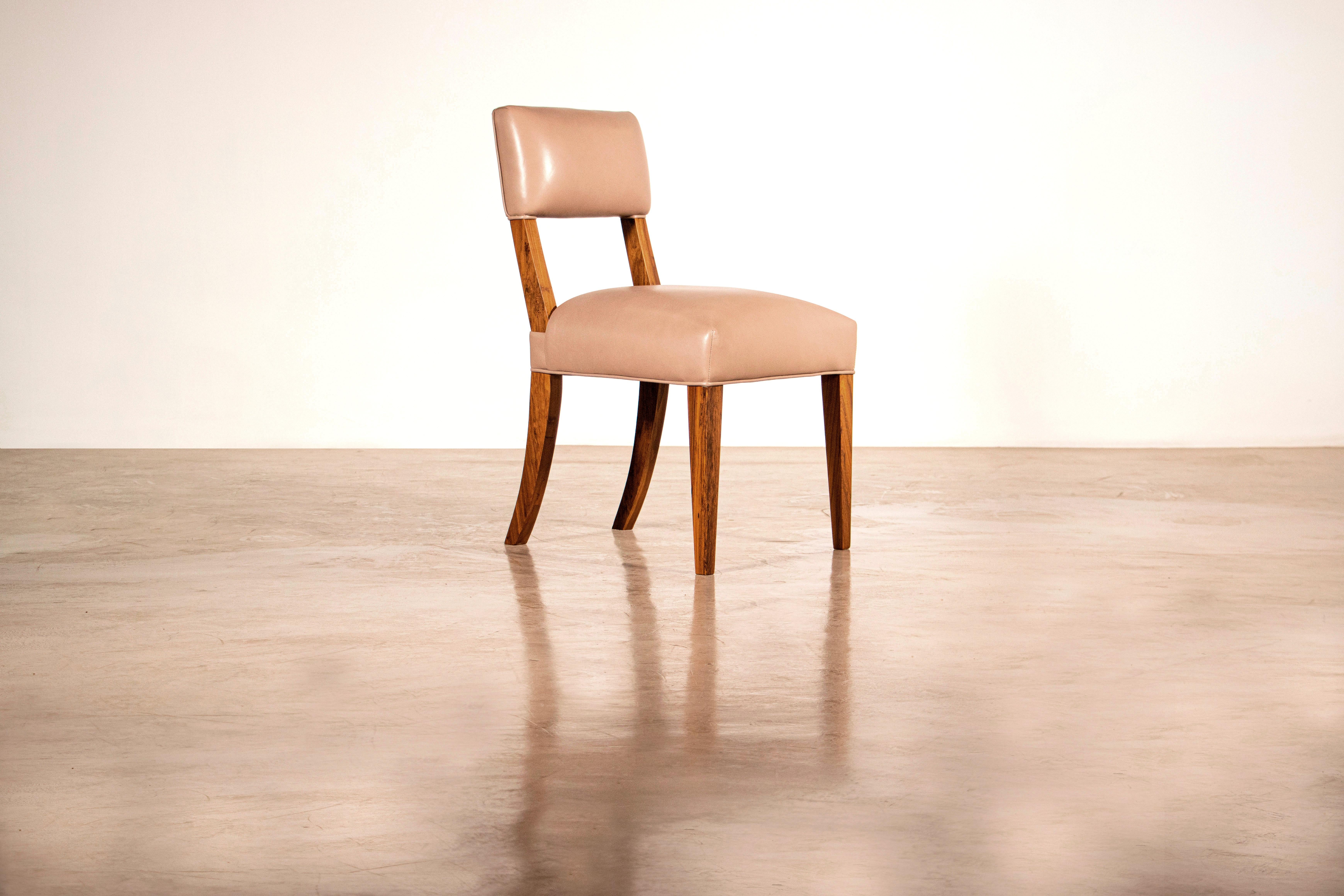 Neto Transitional Esszimmerstuhl aus Holz in Leder oder COM/COL von Costantini Design

Maße: 19