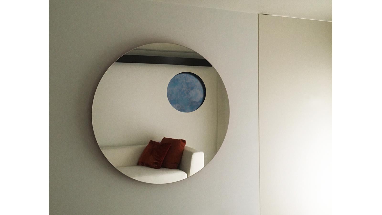 Specchio da parete in vetro e MDF Transito Clear and Cobalt Blue di Casa Casati 
Dimensioni: D 5 x L 118 x H 118 cm. 
Materiali: MDF laccato e specchio in vetro.

Disponibile in diverse opzioni di materiale. Contattateci.

Uno specchio da parete