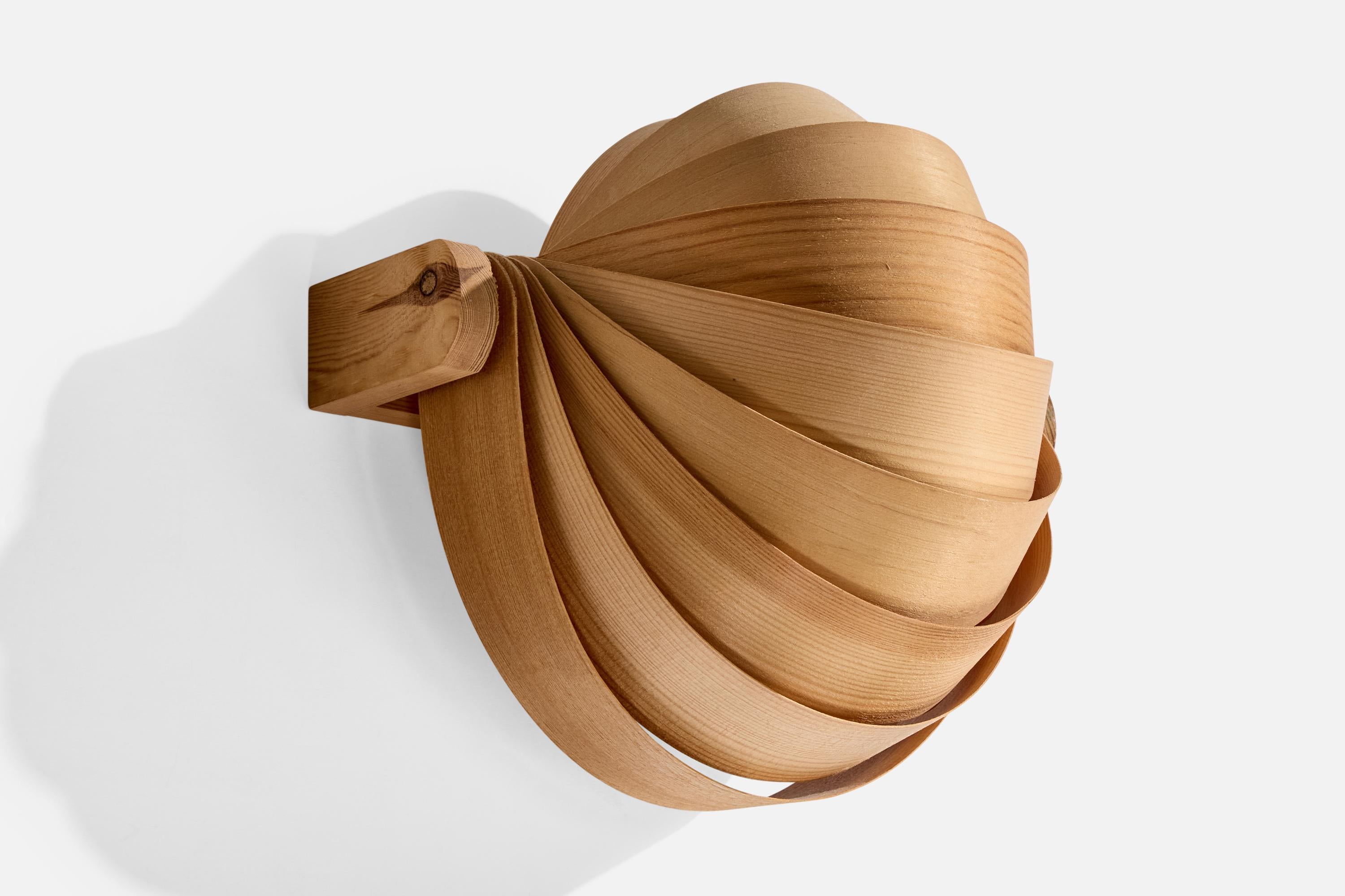 Aplique de pino y chapa de pino moldeada, diseñado y fabricado por Translandia, Dinamarca, c. 1970.

Dimensiones totales (pulgadas): 10,25