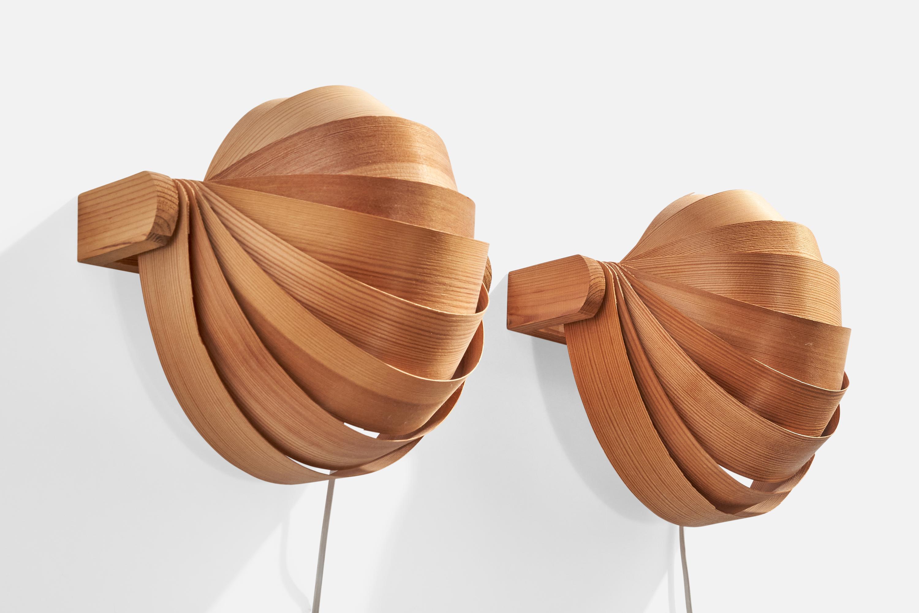 A pair of adjustable pine and pine veneer wall light produced by Translandia, Denmark, 1970s.

Overall Dimensions (inches):  9.5” H x  11.25” W x  8.25” D

Back Plate Dimensions (Inches):  1.75” H x 11.25” W x .625” D

Bulb Specifications: