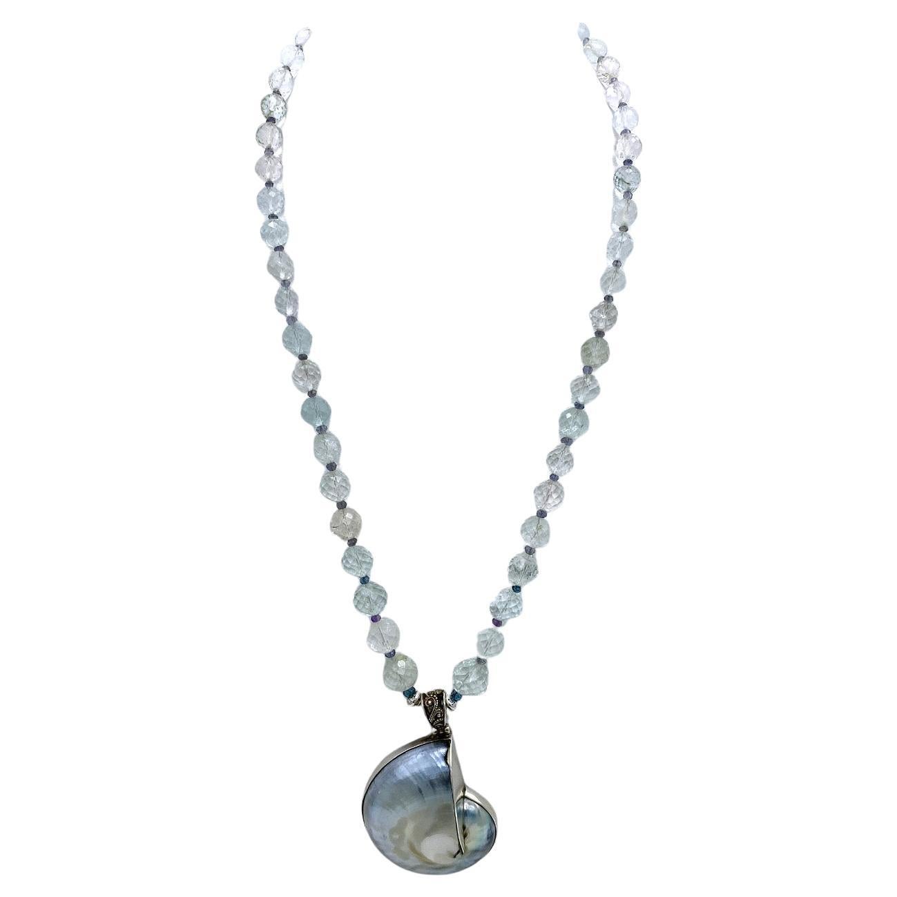 Collana di Acquamarina traslucida e Iolite con ciondolo Ammonoidea In condizioni Nuovo in vendita a Atlanta, GA
