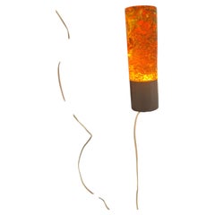 Lampada da tavolo a cilindro in resina acrilica traslucida color ambra-arancio