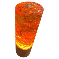Lampada da tavolo a cilindro in resina acrilica traslucida color ambra-arancio