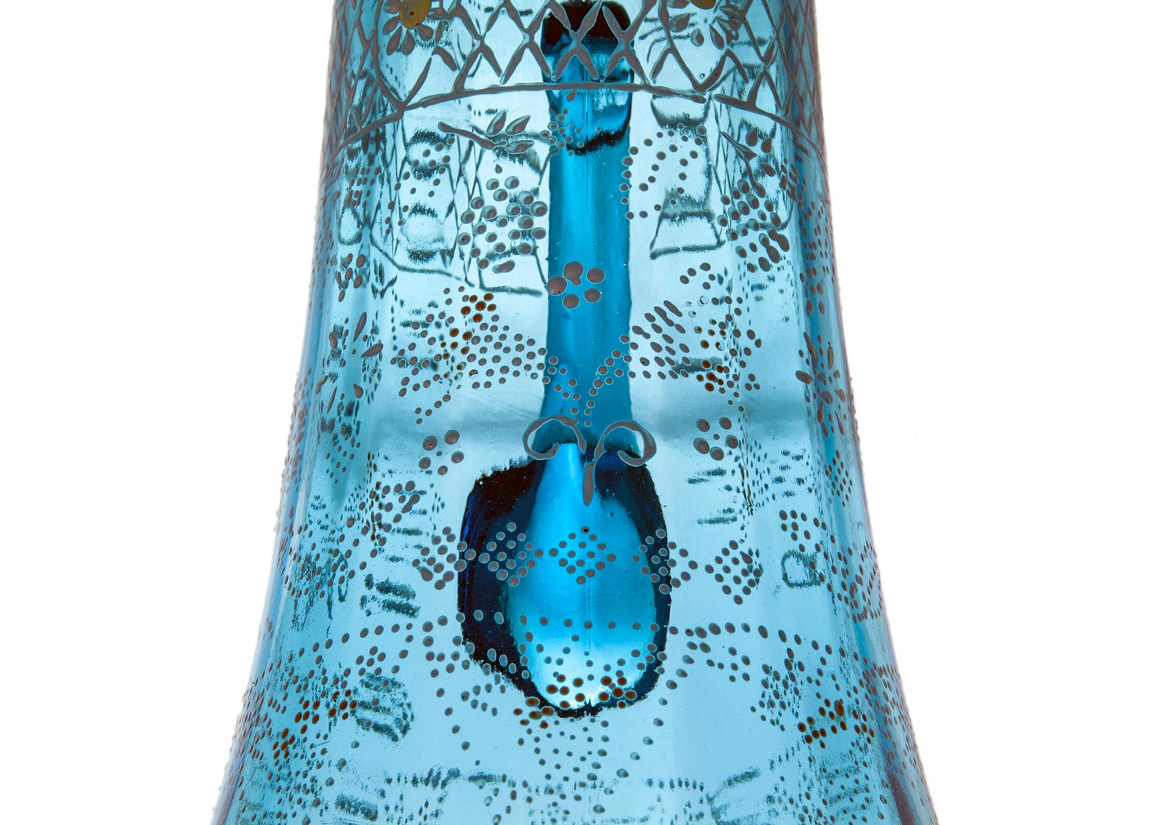 20ième siècle Pichet/Tankard en verre émaillé soufflé à la main bleu translucide en vente