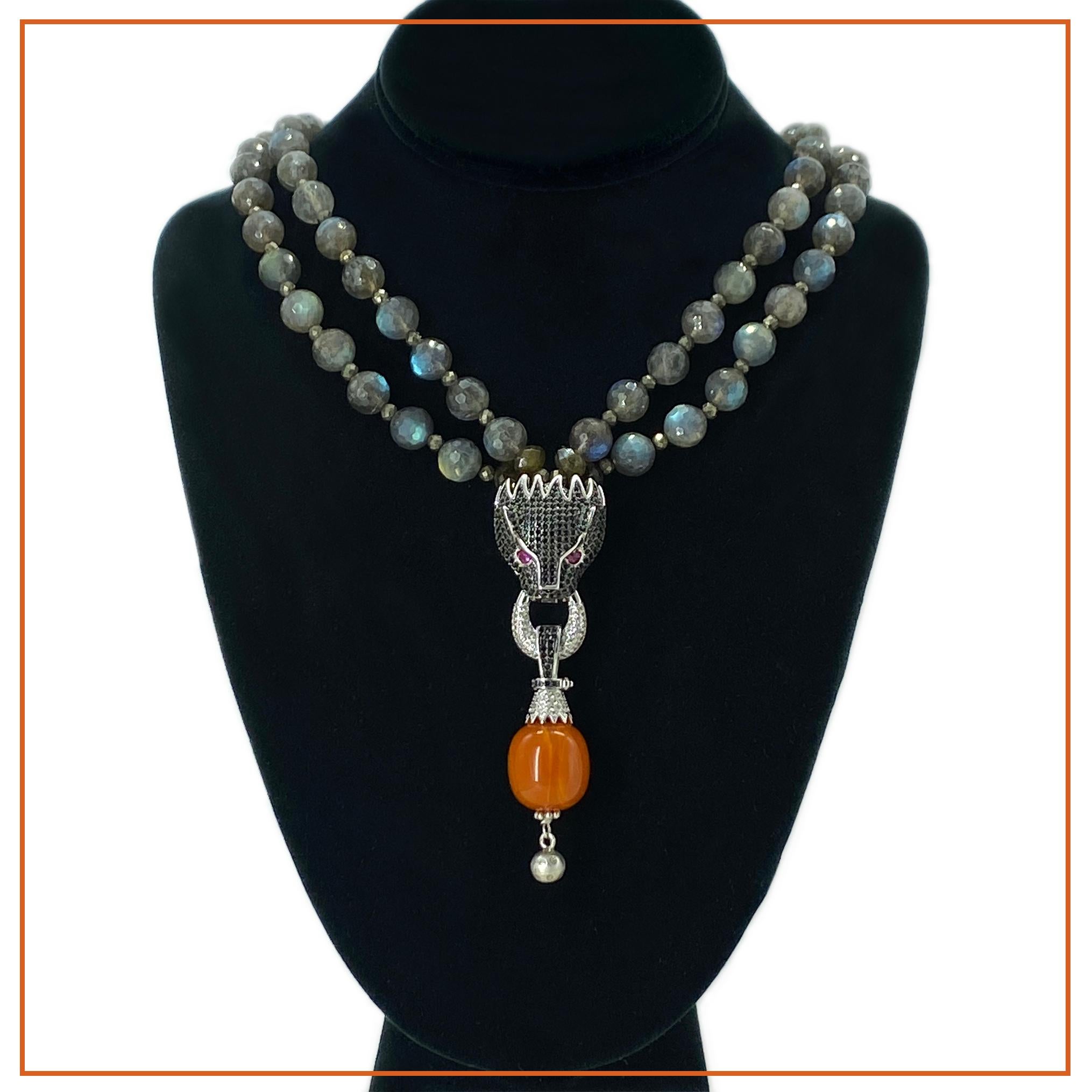 Questa è una collana a doppio filo che abbiamo creato con perle di Labradorite grigio antracite da 10 mm sfaccettate con una lucentezza simile al vetro e pirite sfaccettata da 3 mm come distanziatori. Ha una chiusura ad alamaro di 15 mm in argento