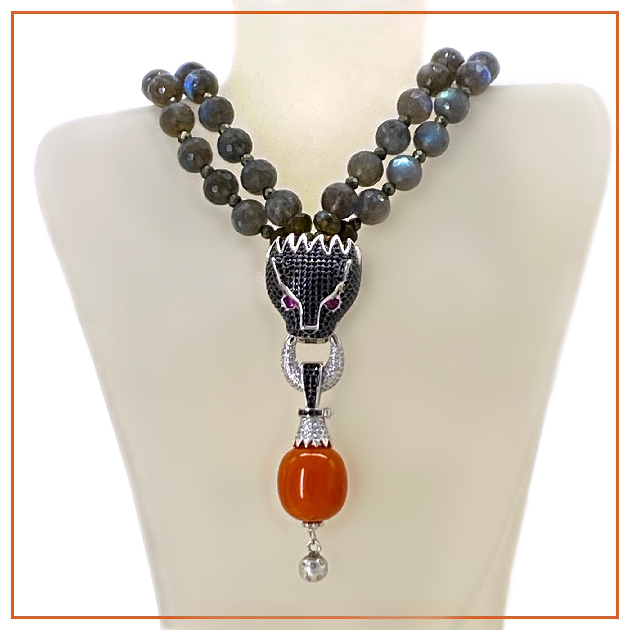 Artigiano Collana a doppio filo di labradorite traslucida con ciondolo a forma di drago in vendita