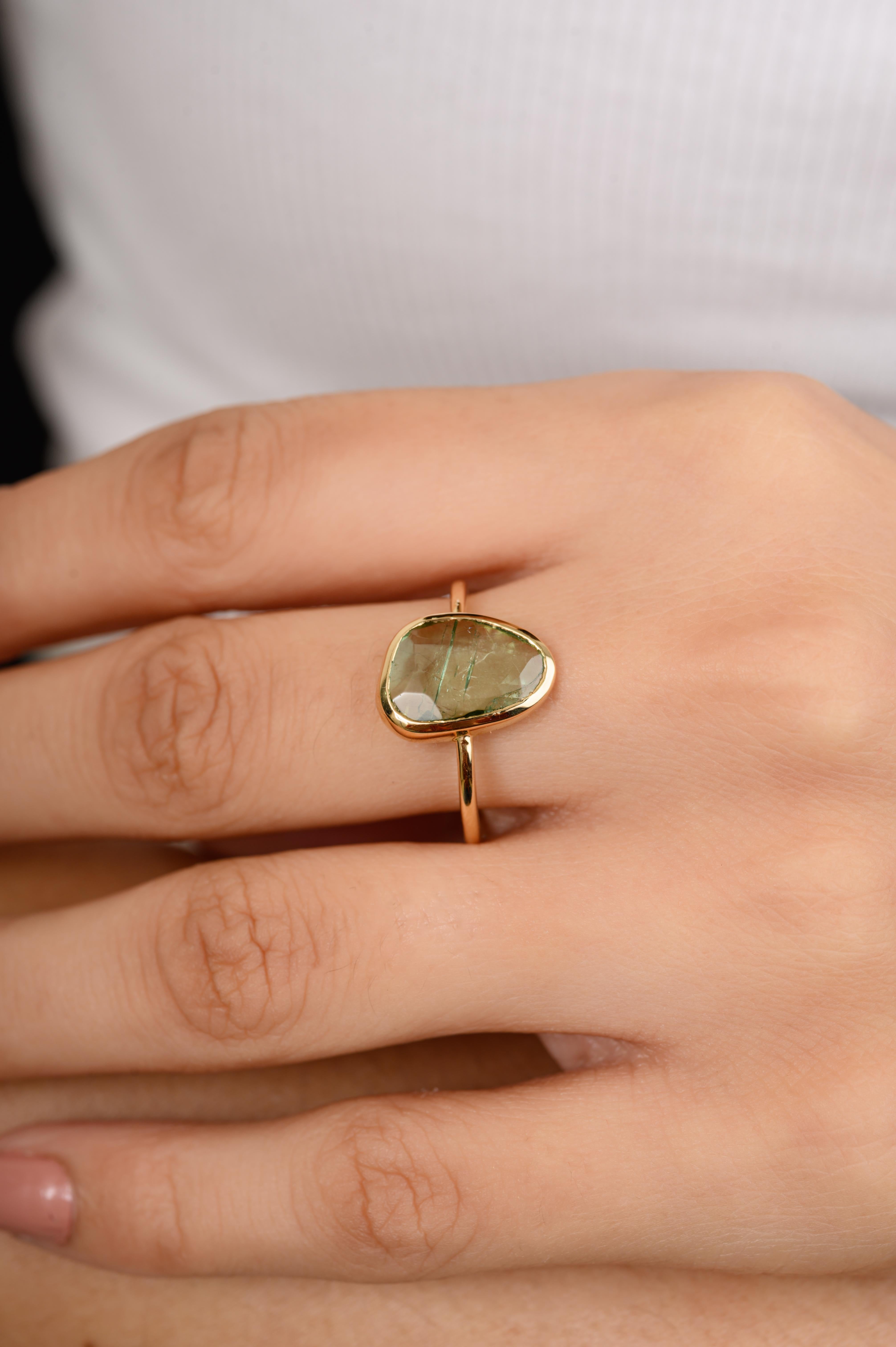 En vente :  Bague empilable en or jaune massif 18 carats sertie d'une tourmaline irrégulière translucide 8