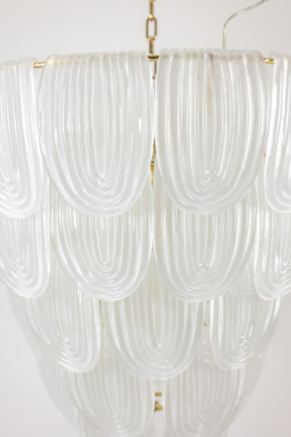 Durchscheinender Kronleuchter aus weißem Murano-Glas. Italien, zeitgenössisches Werk. im Angebot 4