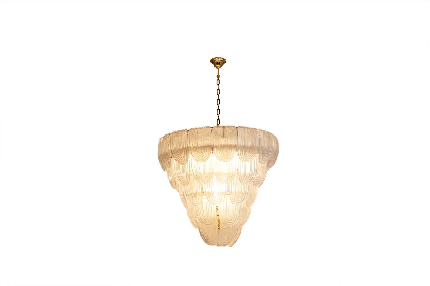 Durchscheinender Kronleuchter aus weißem Murano-Glas. Italien, zeitgenössisches Werk. (21. Jahrhundert und zeitgenössisch) im Angebot