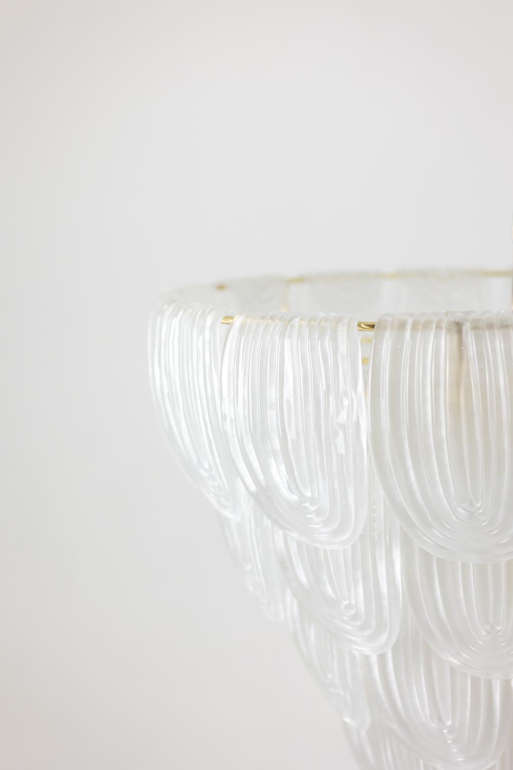 Durchscheinender Kronleuchter aus weißem Murano-Glas. Italien, zeitgenössisches Werk. im Angebot 3
