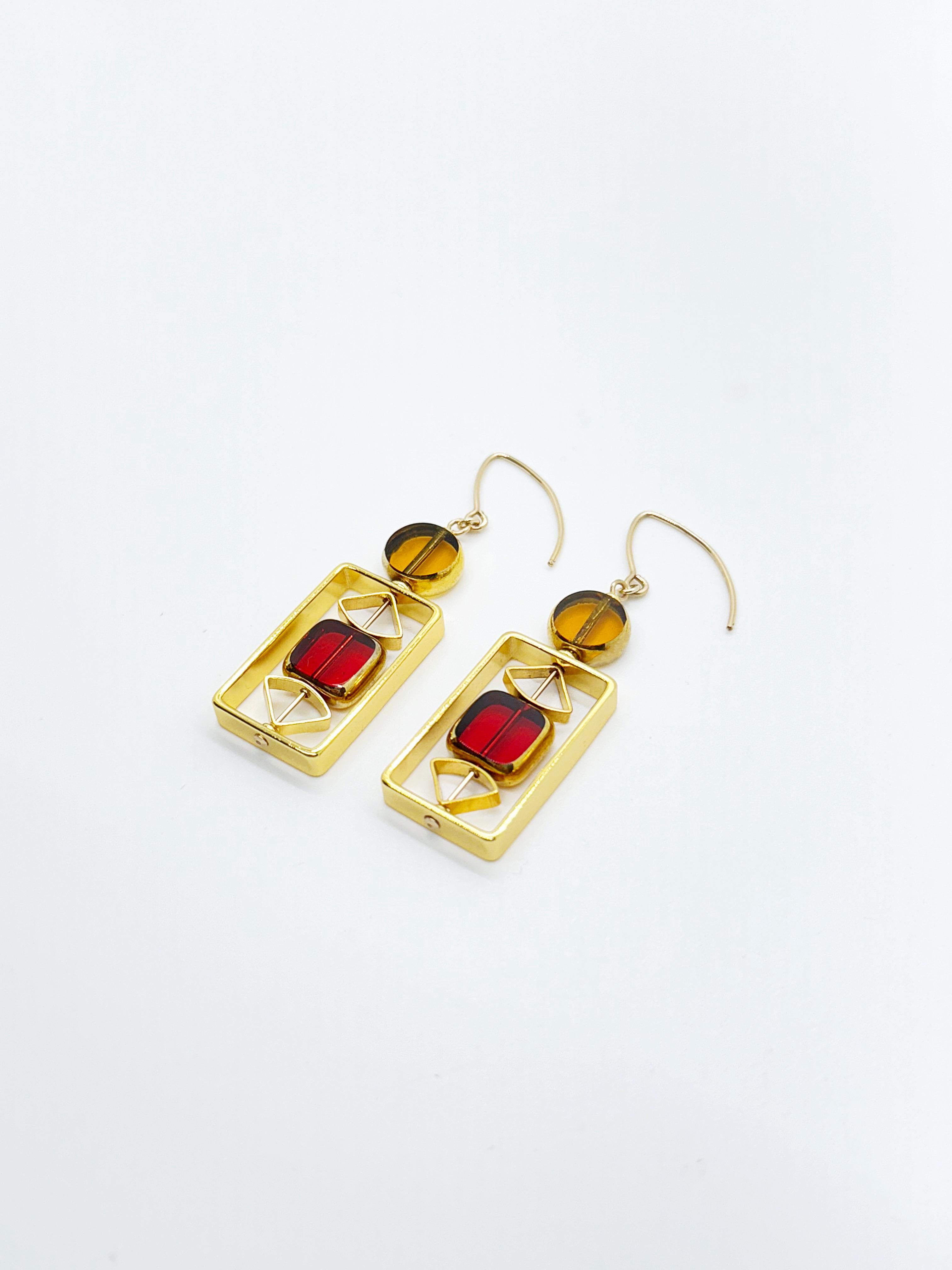 Art déco Boucles d'oreilles Art Deco 2415E en perles de verre allemandes translucides jaunes et rouges en vente