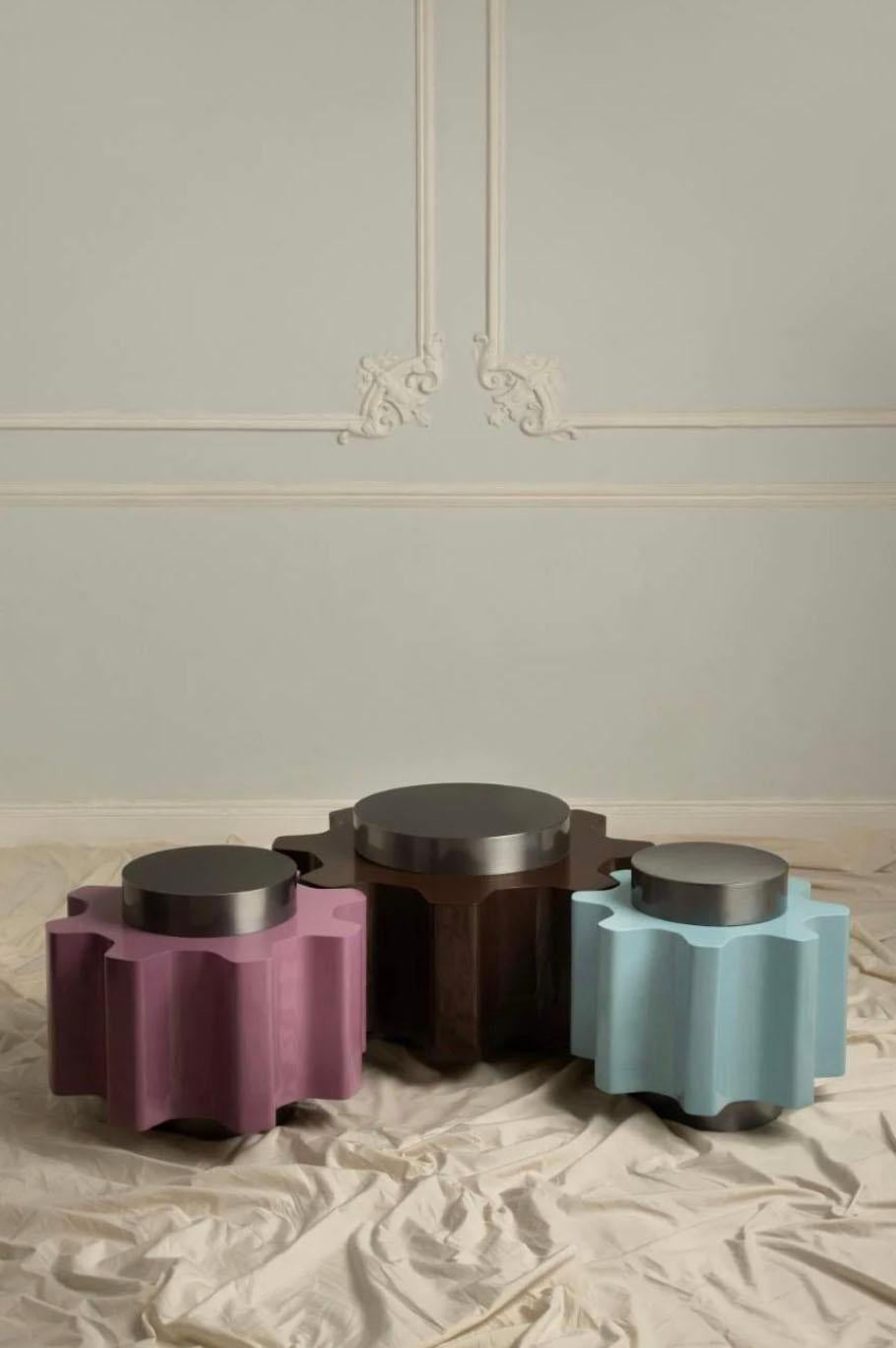Gears are mechanisms that transfer mechanical power from one component to another. This set of tables embodies the strength we draw from our circle of friends, creating movements that are smooth, fluid, and almost imperceptible.